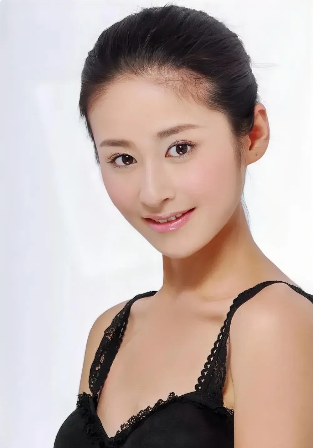 颖儿年轻的时候真的是个小土妞啊,脸上还有婴儿肥,不过后来减肥之后