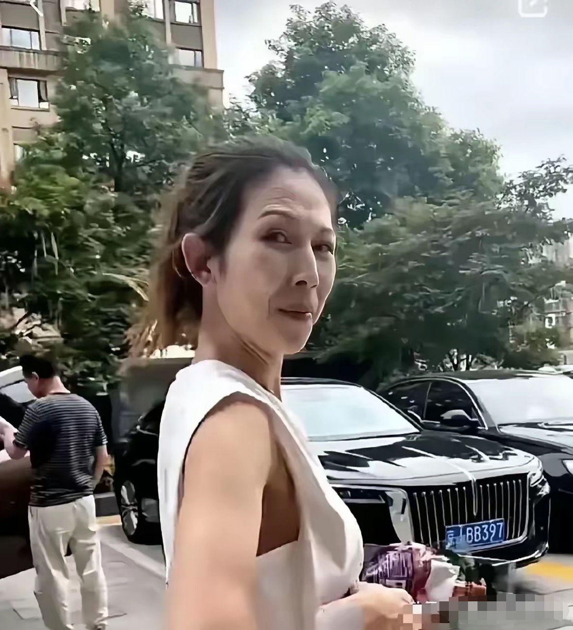 50岁的蔡少芬被路人拍下素颜照,并发在网上
