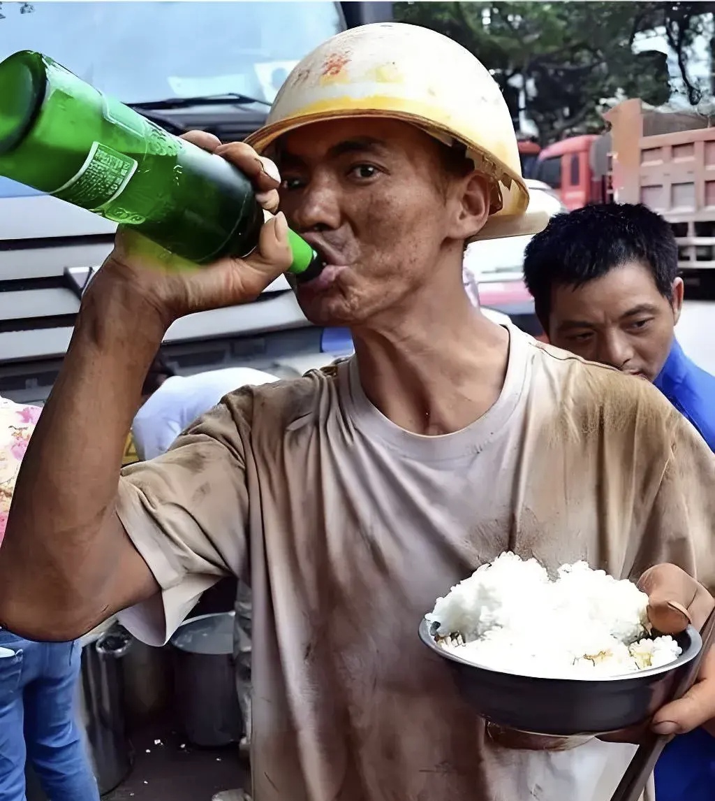为什么农民工兄弟都喜欢吃饭时来瓶啤酒?