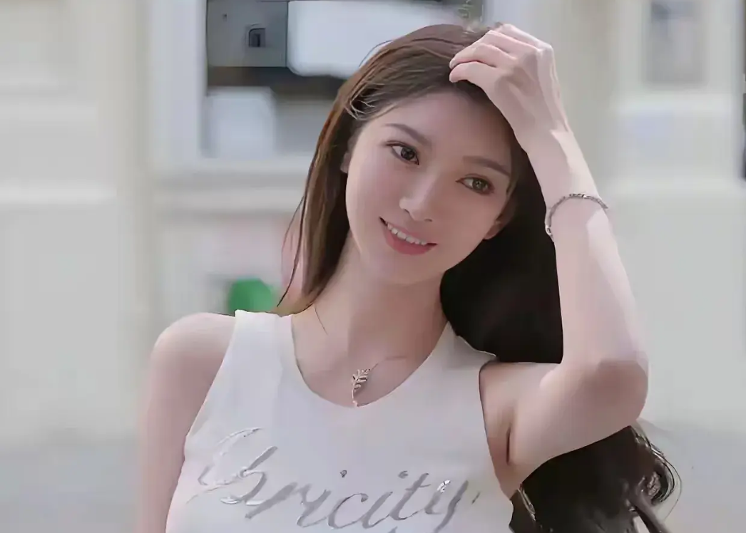 12月2日,黄晓明的百度百科有了更新,叶珂已被列为前女友