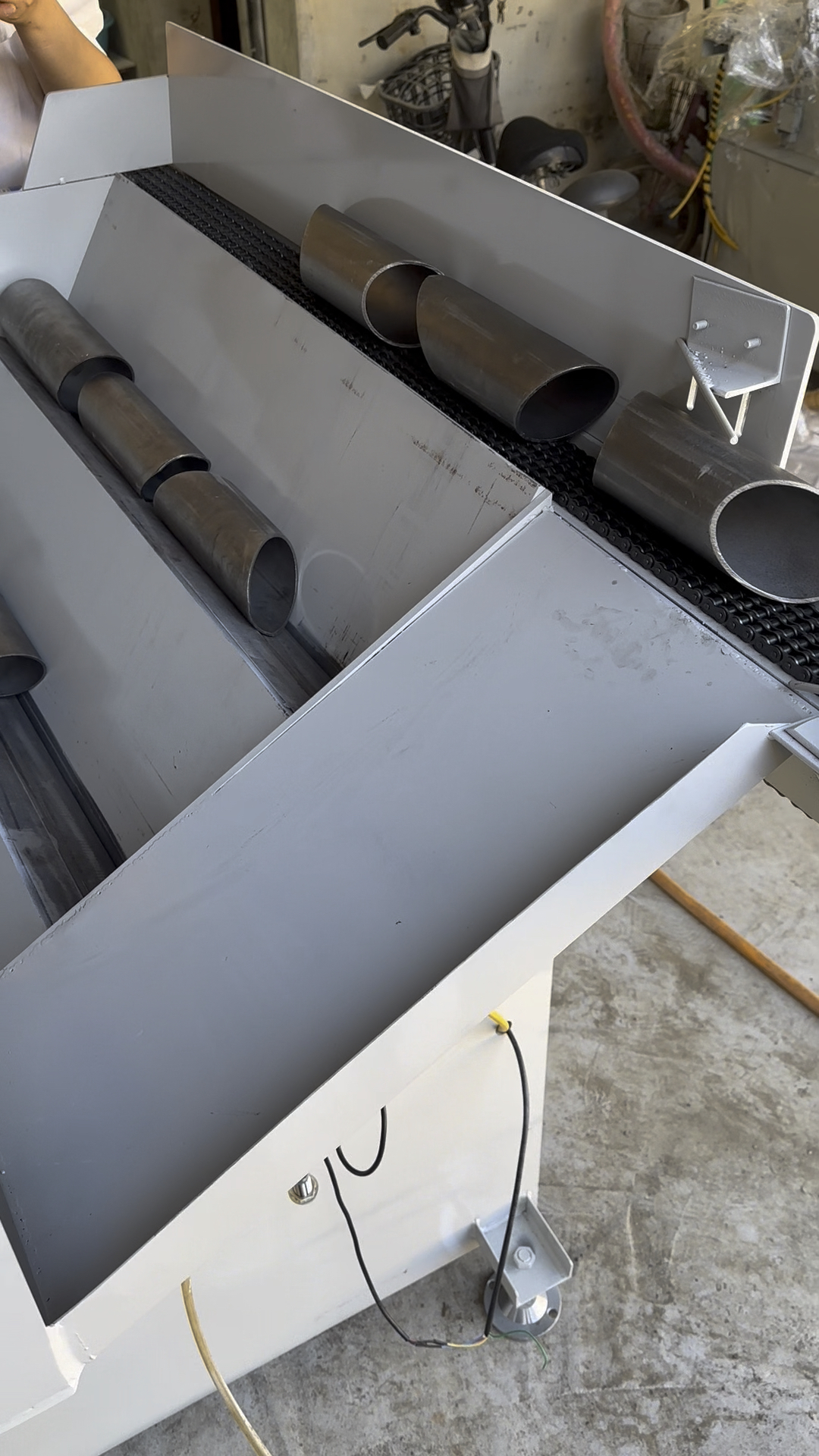 阶梯推板式自动提升输送机,管件上料机送料机