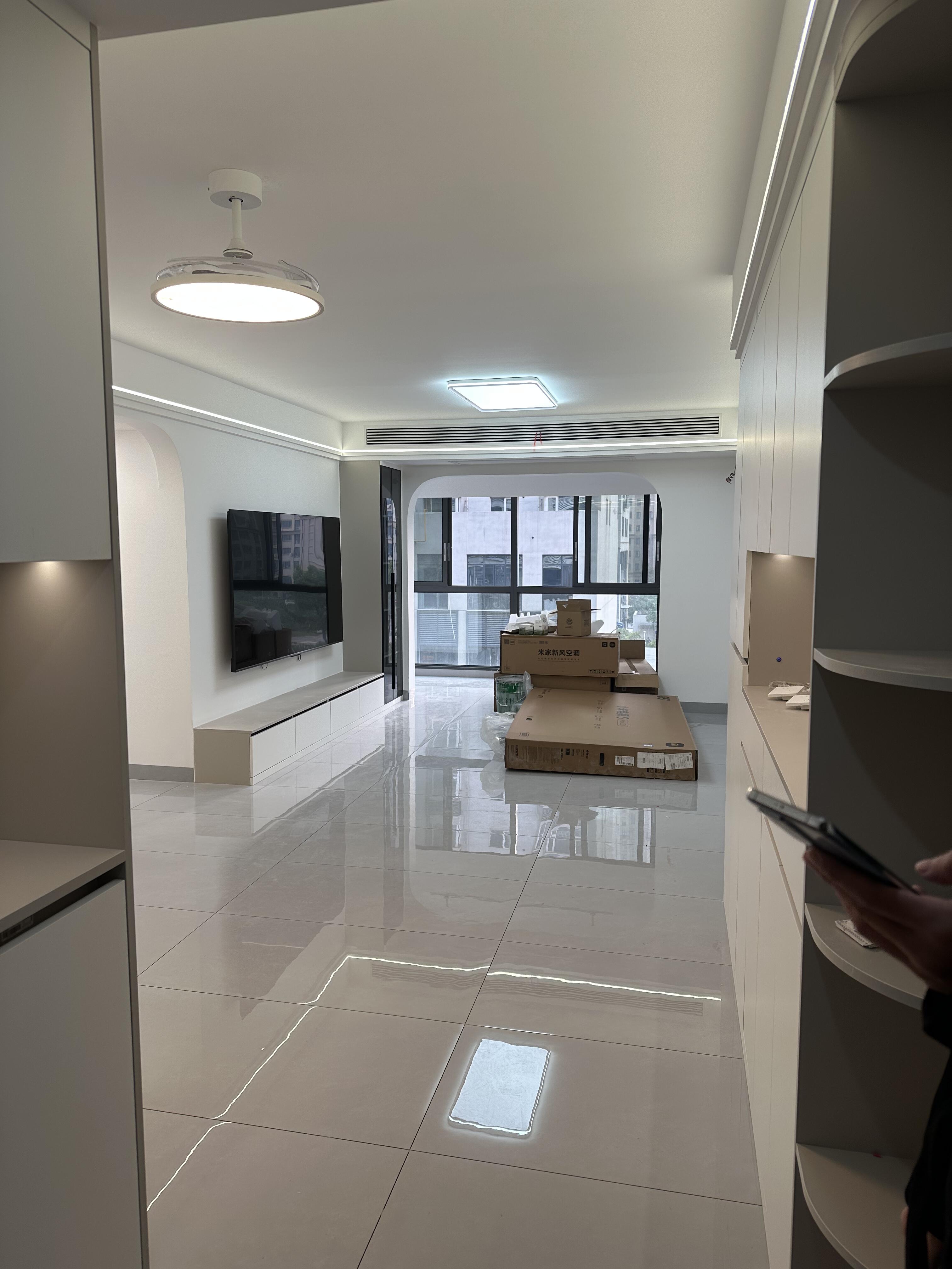 装修的是现代简约风格,没有做电视墙,直接刷的是乳胶漆而已,看起来