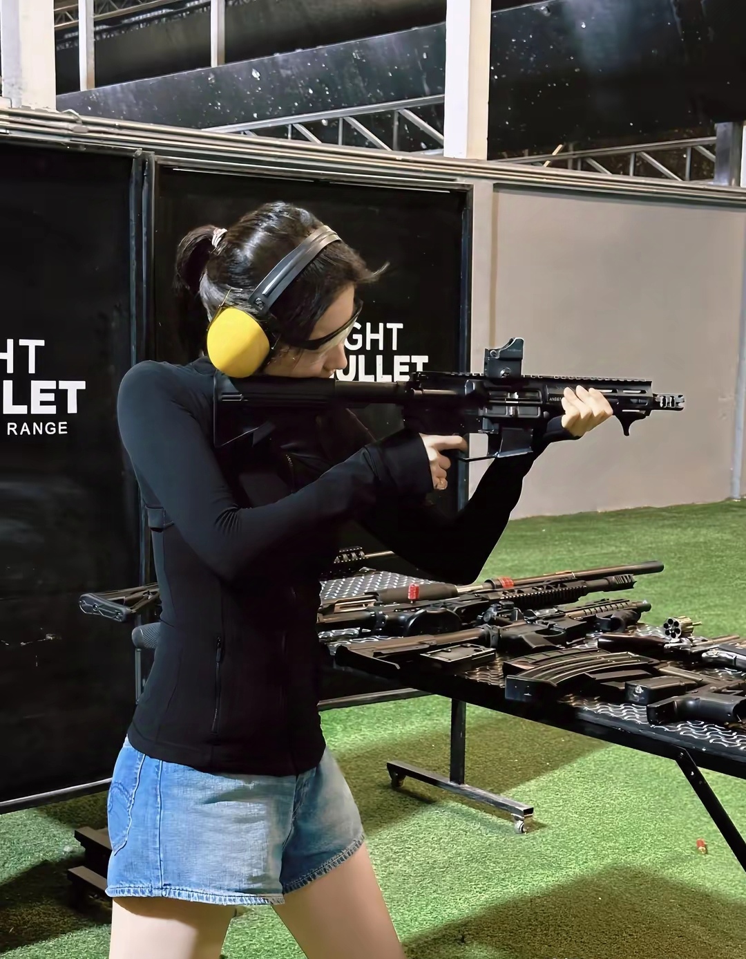 近日一组刘亦菲练习射击的照片在网络上引起了广泛关注网友们纷纷