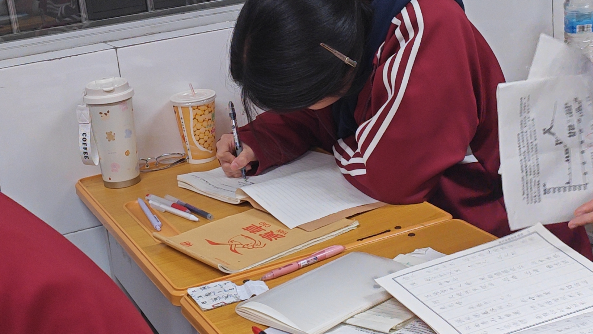 每次去学校,他只给我 50 元的生活费,多给一分他都会急眼