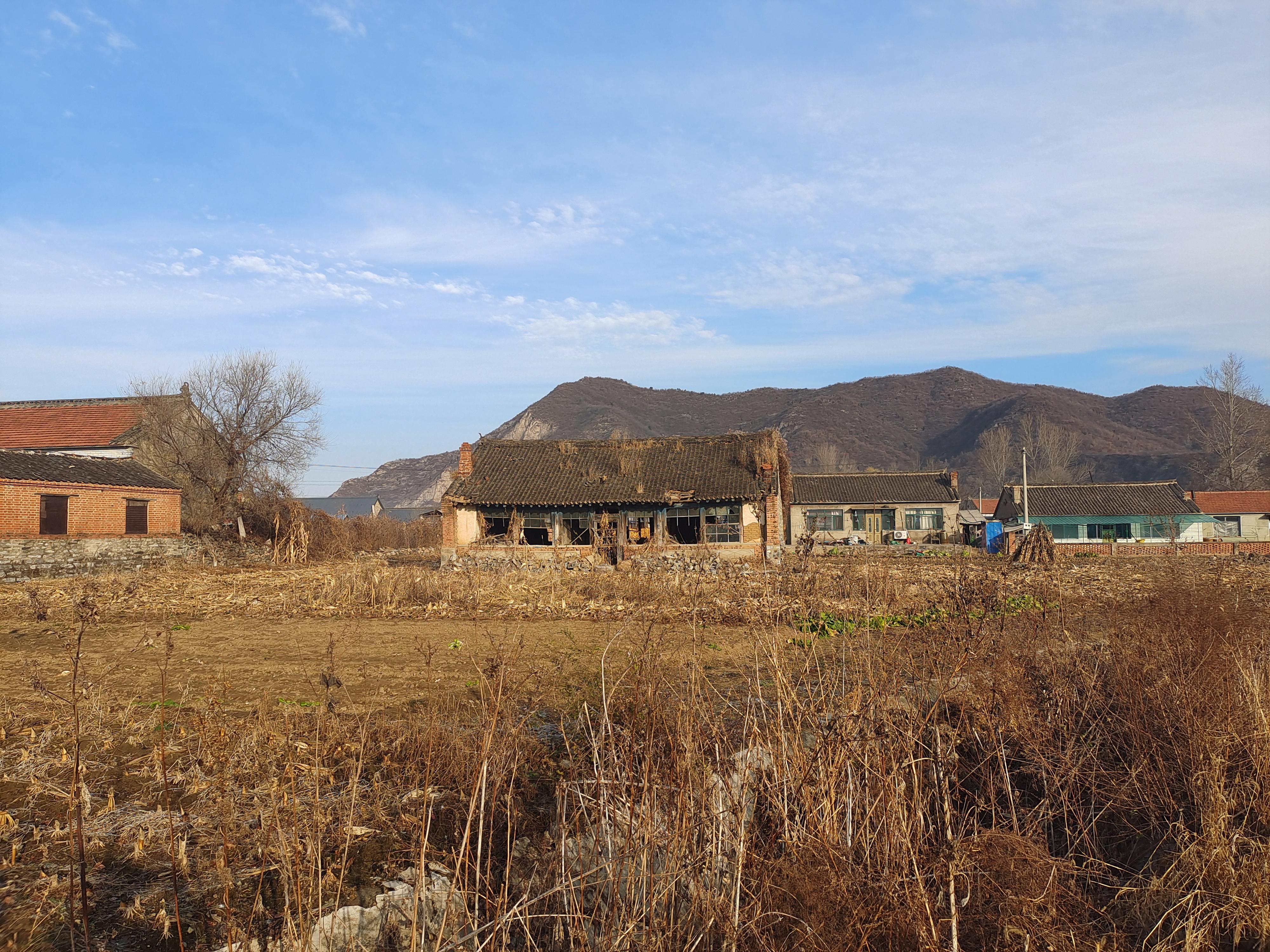 辽阳县河栏镇汤河水库南岸有一座亮甲山,山下有个宁静的小山村叫亮甲