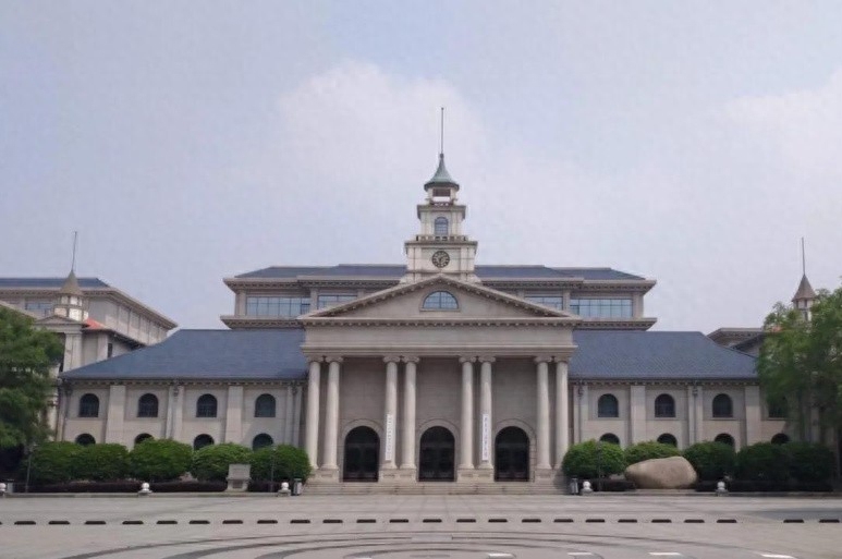 南京军事学院,战役系首批学员52位虎将,5位上将22中将25少将  新中国