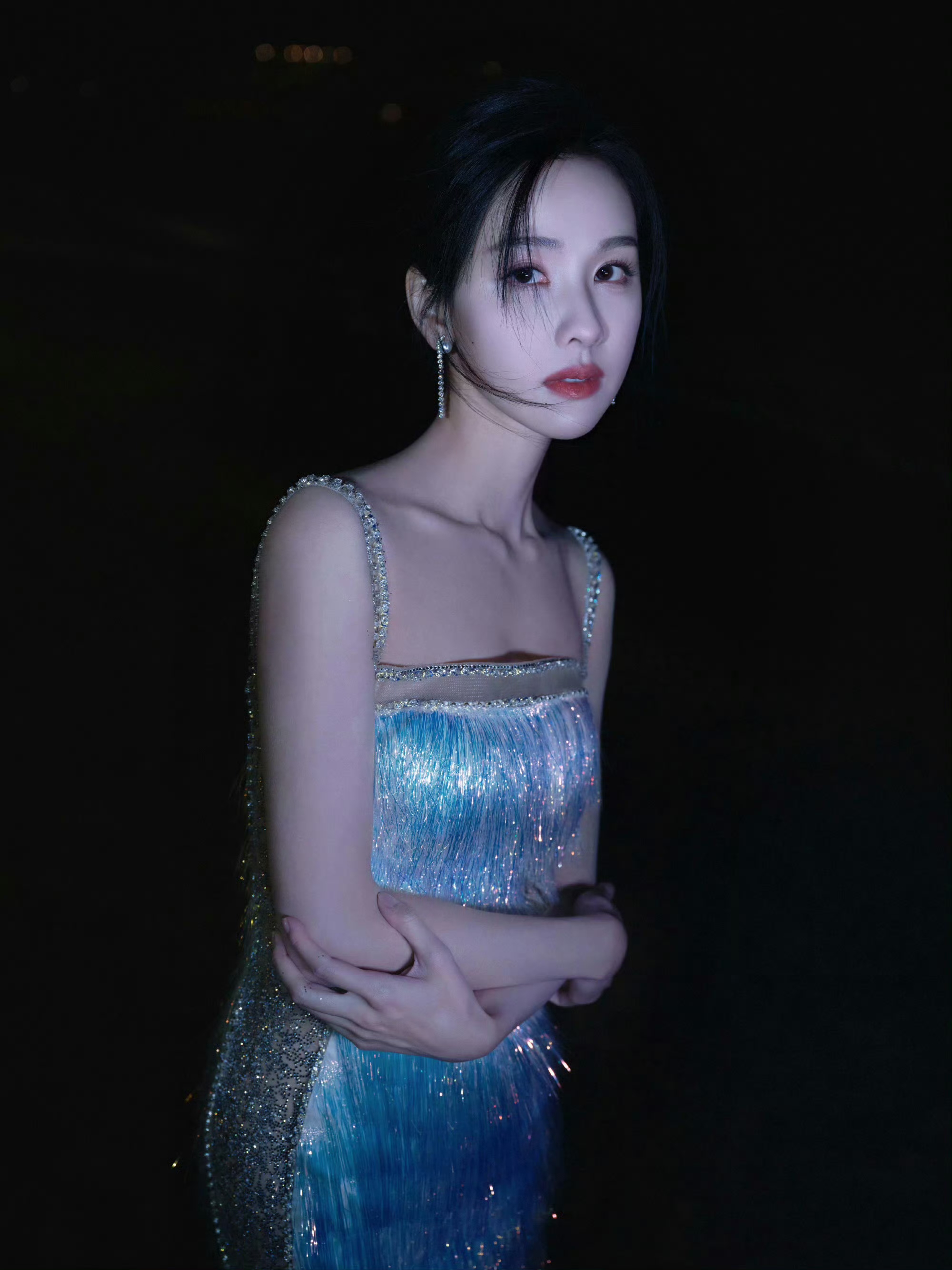 陈都灵穿这么少在海边拍照好看来又瑟瑟发抖真是难为她了