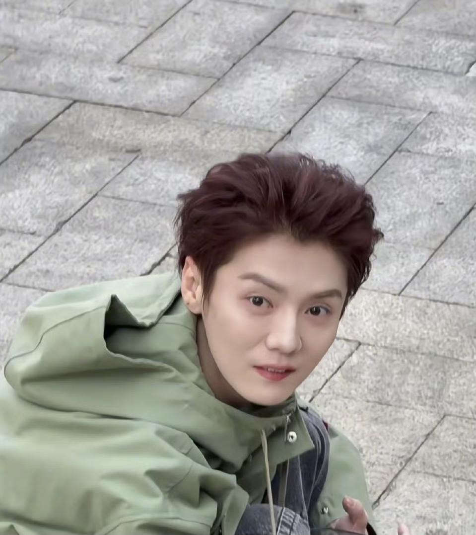 鹿晗这样蹲着,满满的少年感,感觉回到了巅峰期.#动态连更挑战