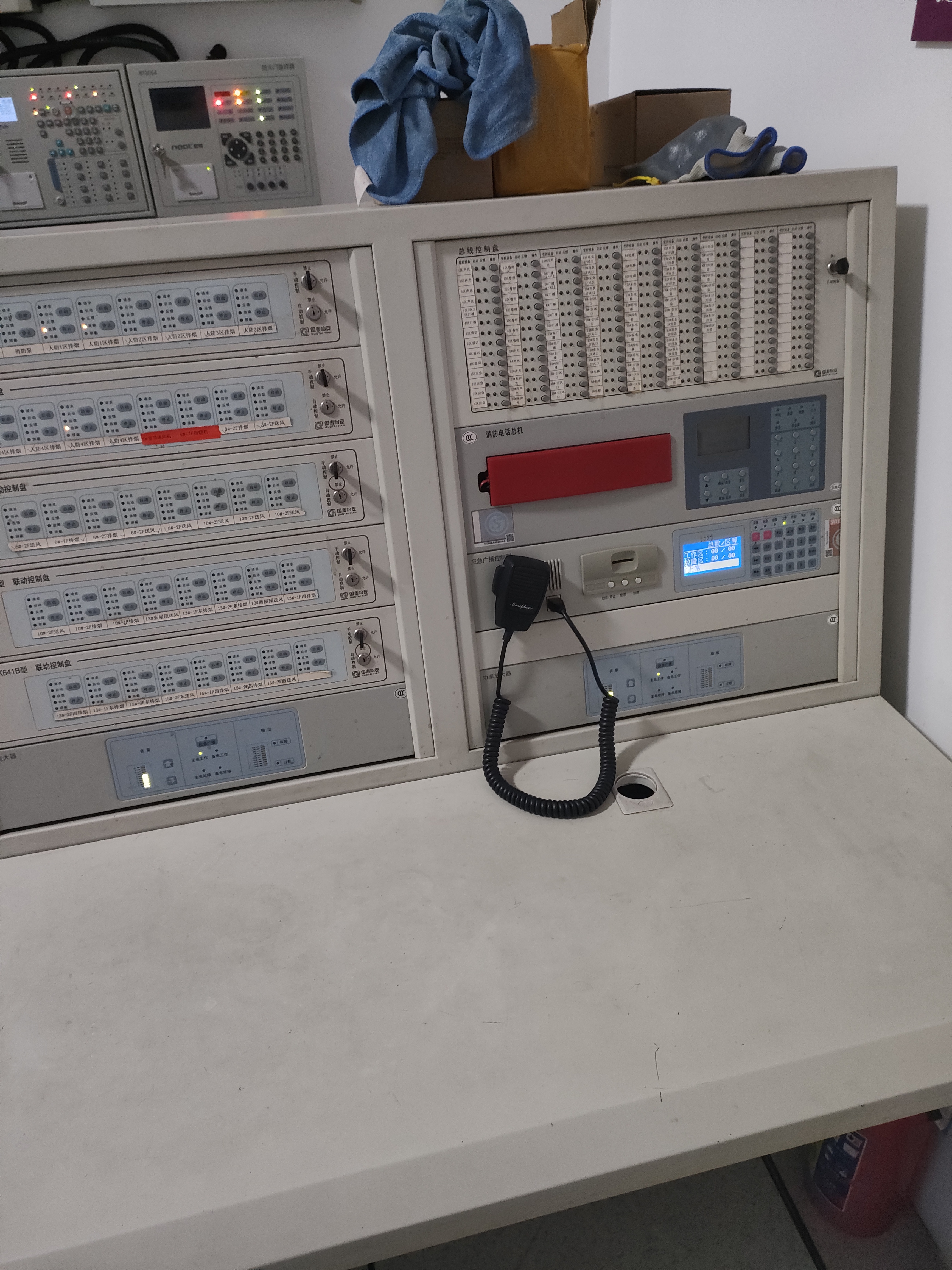 图片消防控制柜消防操作显示器图片电脑室消防电脑学习消防中控的日常