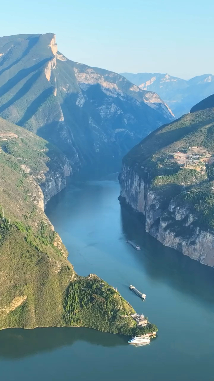 不尽长江滚滚来,轻舟已过万重山