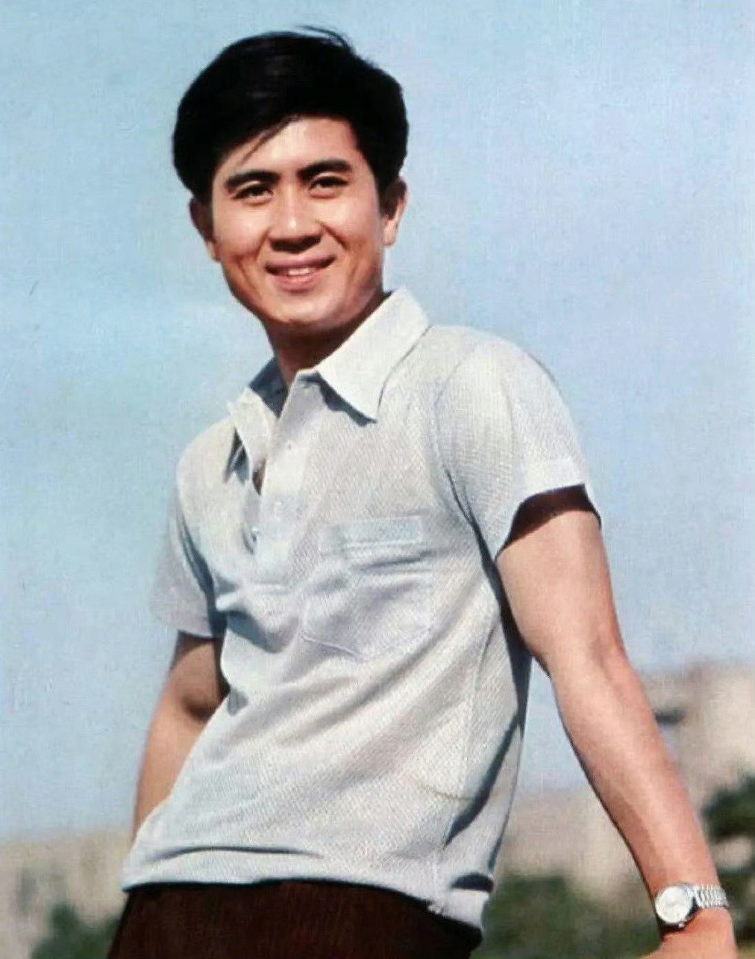 真正的明星真是不摆架子的已经有66岁的明星郭凯敏在北京小饭店吃饭