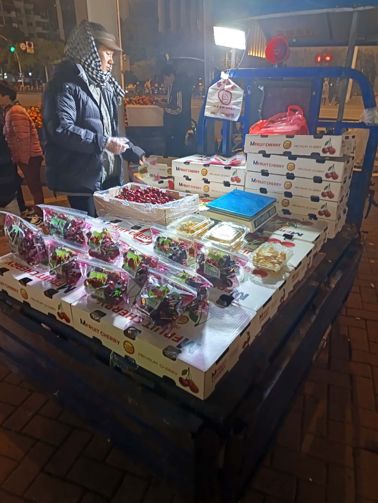 三轮车水果摊三轮车水果摊图片水果摆摊三轮车照片三轮车买水果摊位