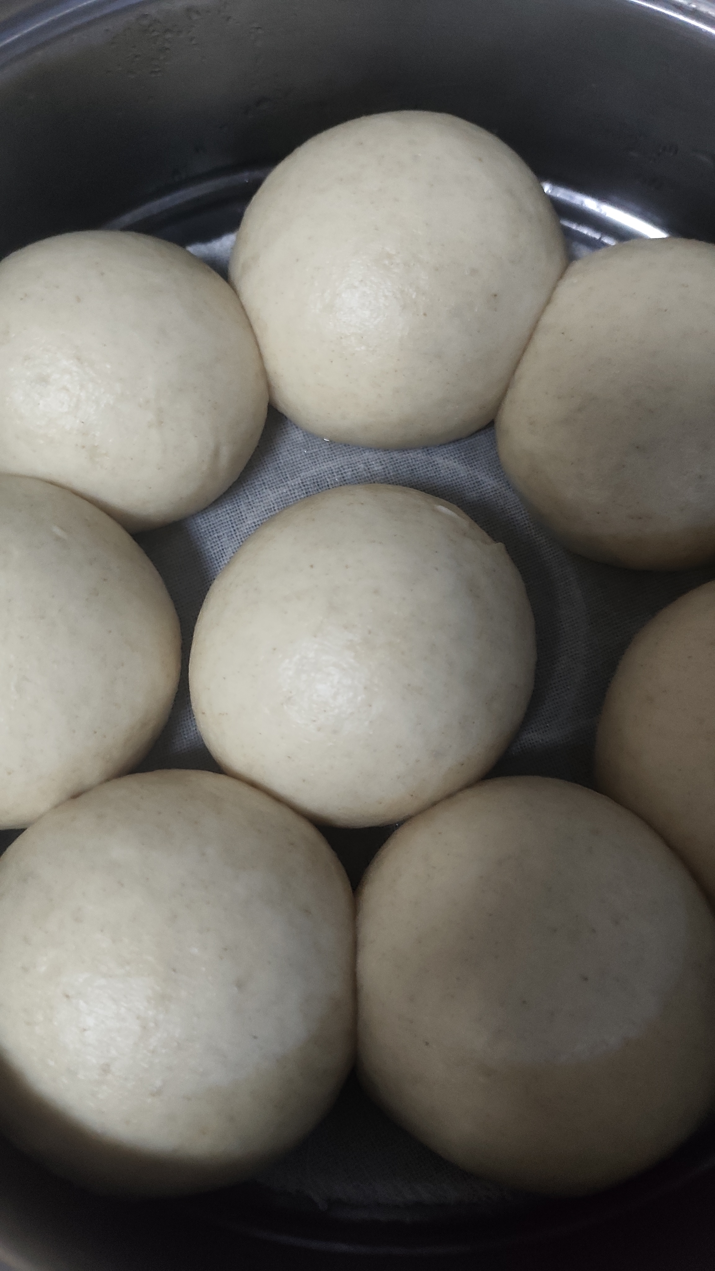 为了胃口,做发面馒头和发面饼,或者其他的发面的面食,以发面做的多一