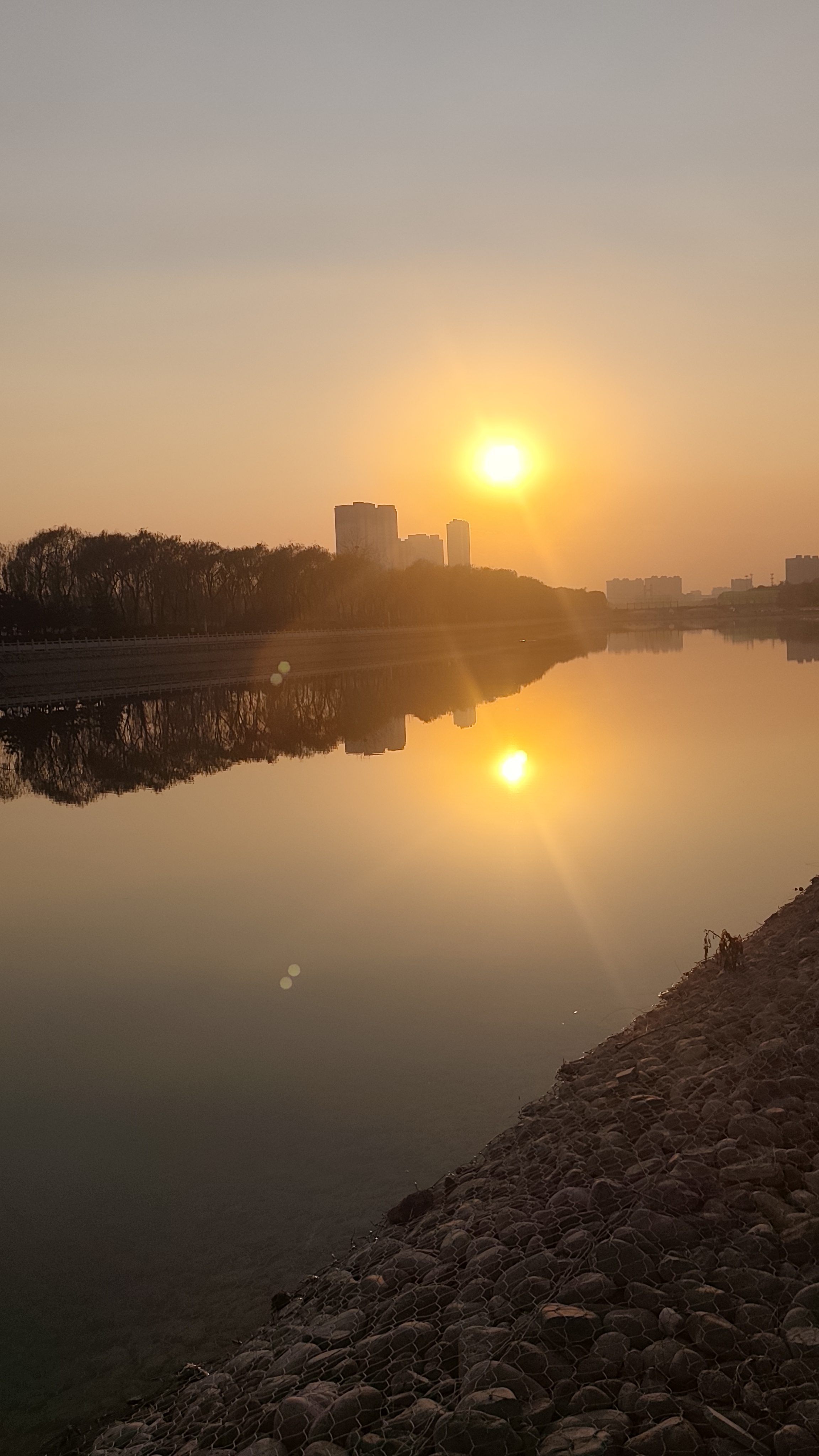 我们偶尔欣赏一下风景,也会感到大自然的美,旭日东升,夕阳西下,各有