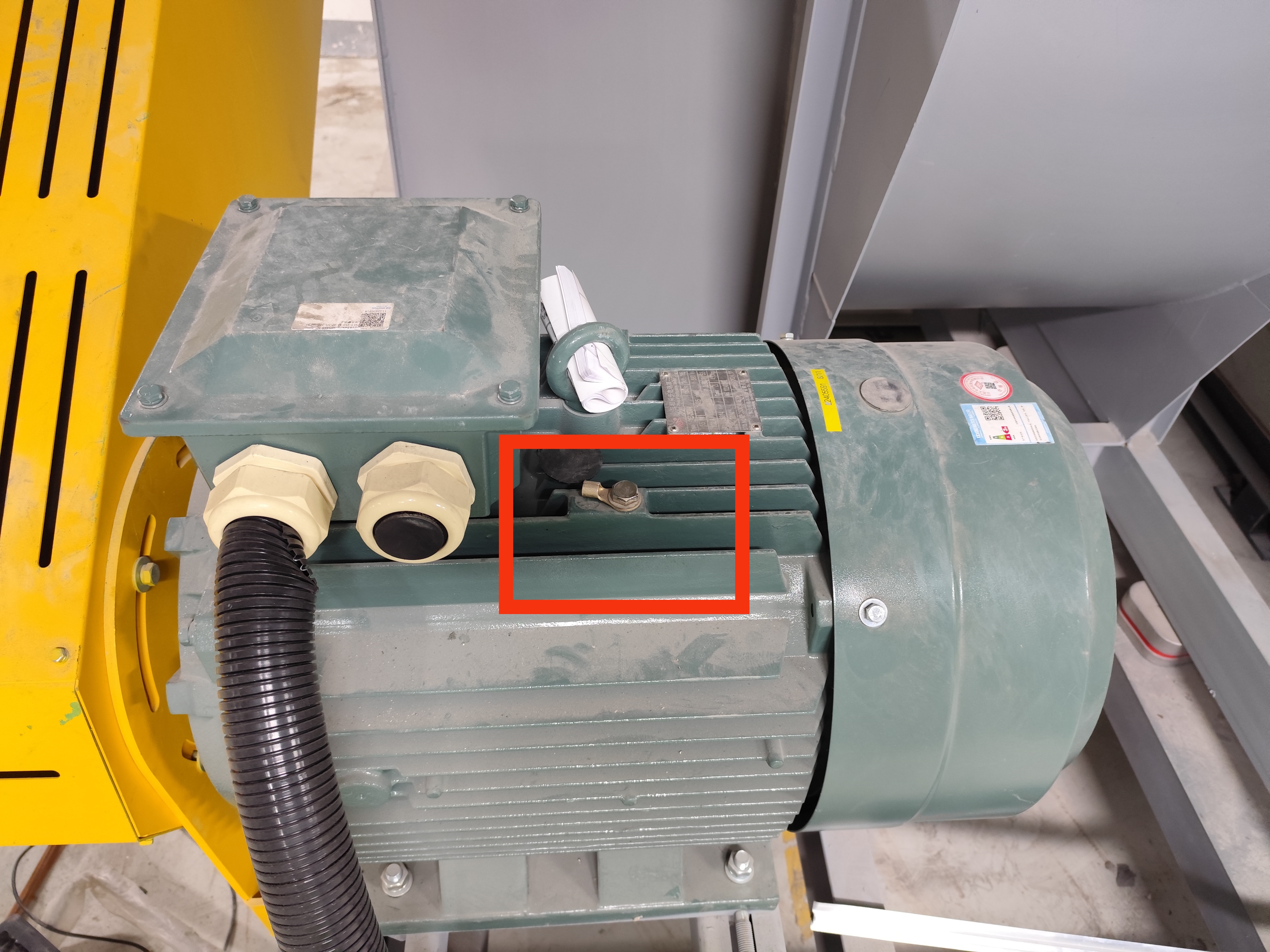 说大功率电机的接线端子盒里面已经进行了接地,所以电机外壳上的接地