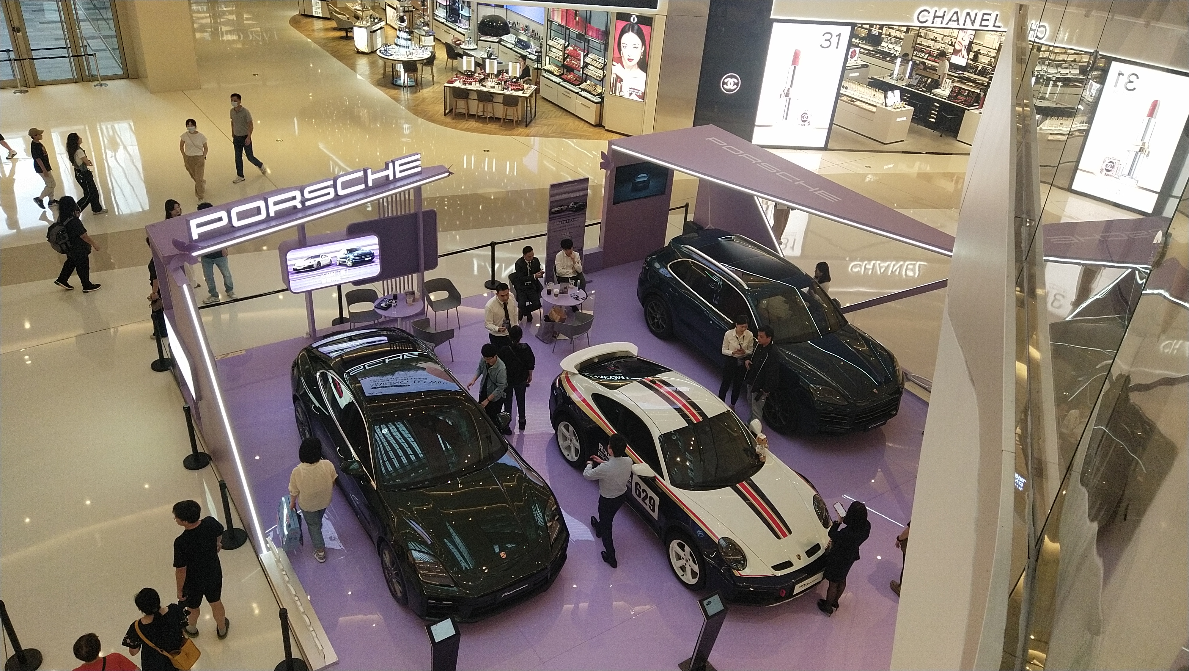 10月1日国庆期间,舒芯宸偶然发现"保时捷车展"现身上海万象城,一场