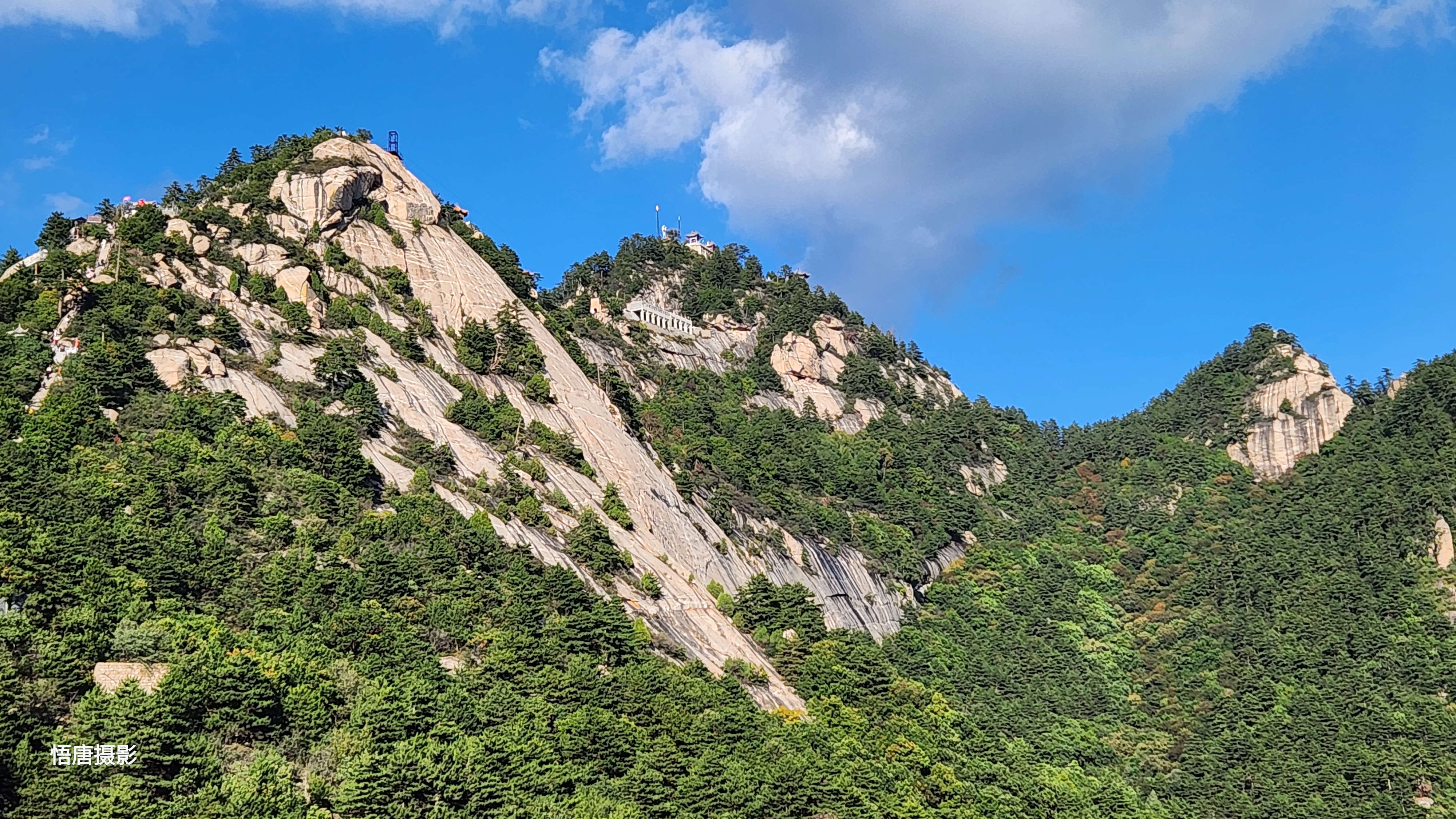 山西省黄土高原中部,有一片大山凸起于群山之上,它就是位于吕梁市方山