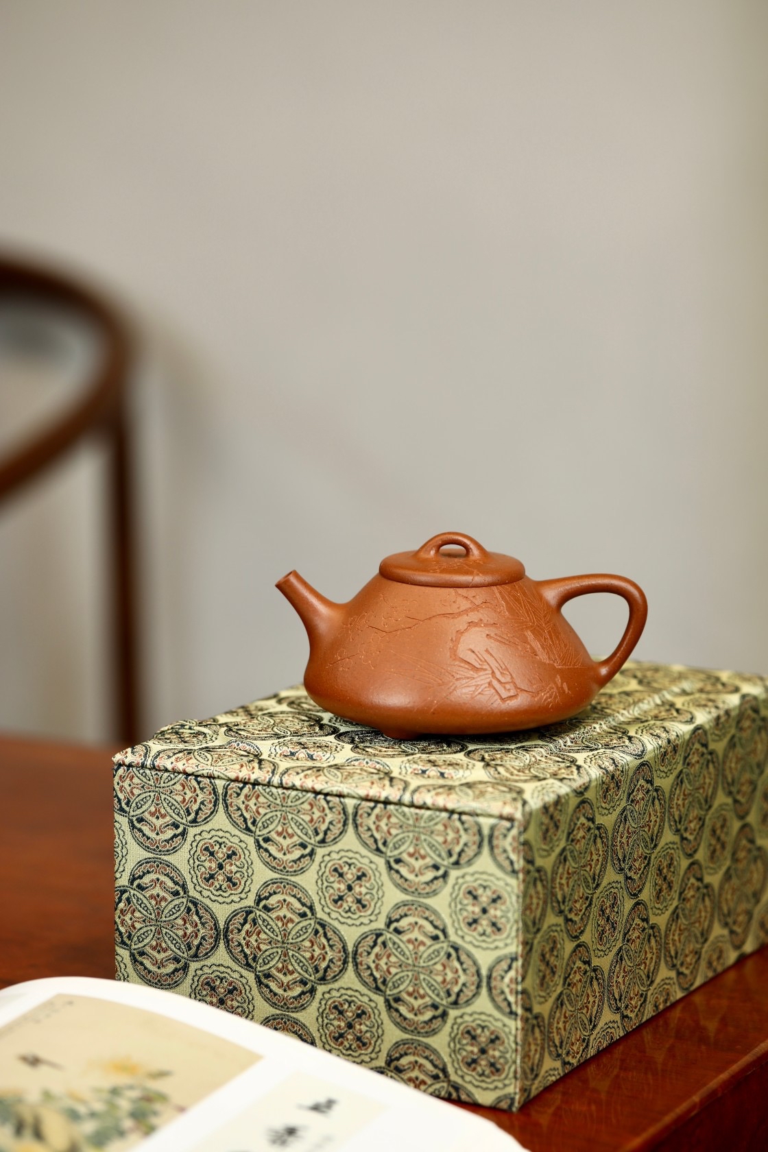 ▌1.颜色不均 紫砂壶养花的一个特征就是外部颜色不均