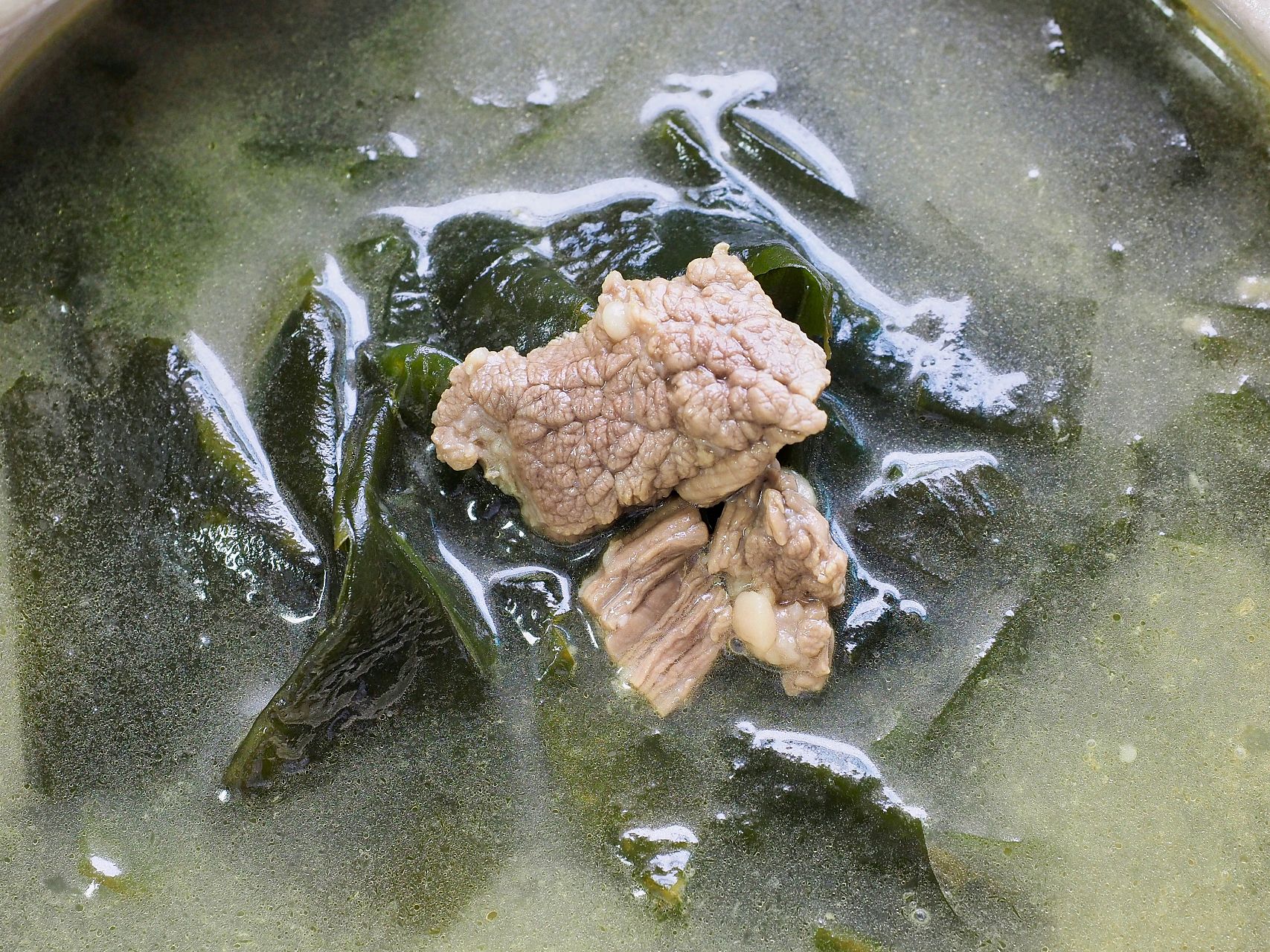 天冷必喝!海带牛肉汤的暖心做法,一口鲜香的美味