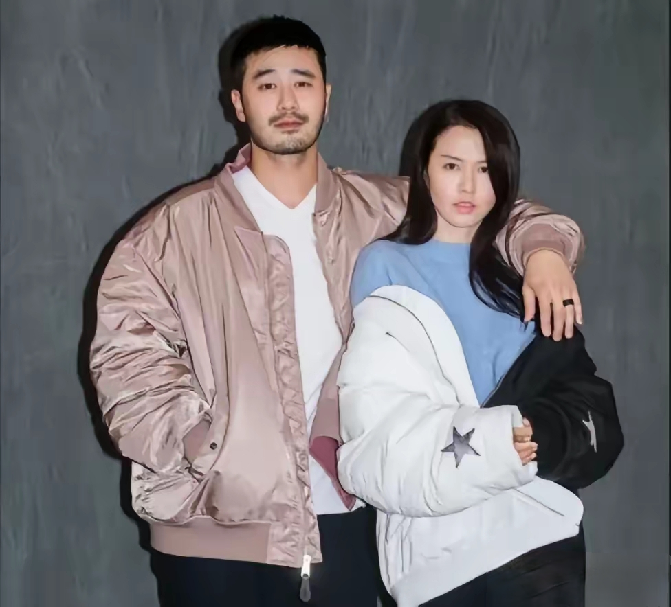 谭维维前男友是张博,当时真是高调,都上了杂志娱乐新闻,可惜男人后来
