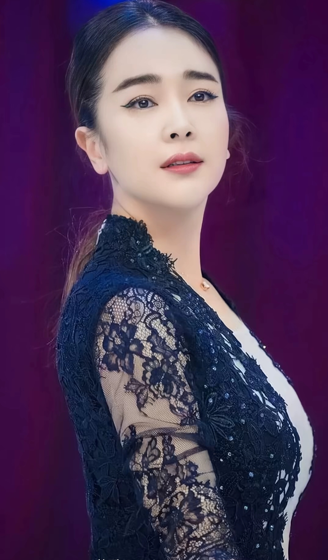 左小青,1977年6月25日出生于湖南长沙,是中国内地女演员,毕业于北京