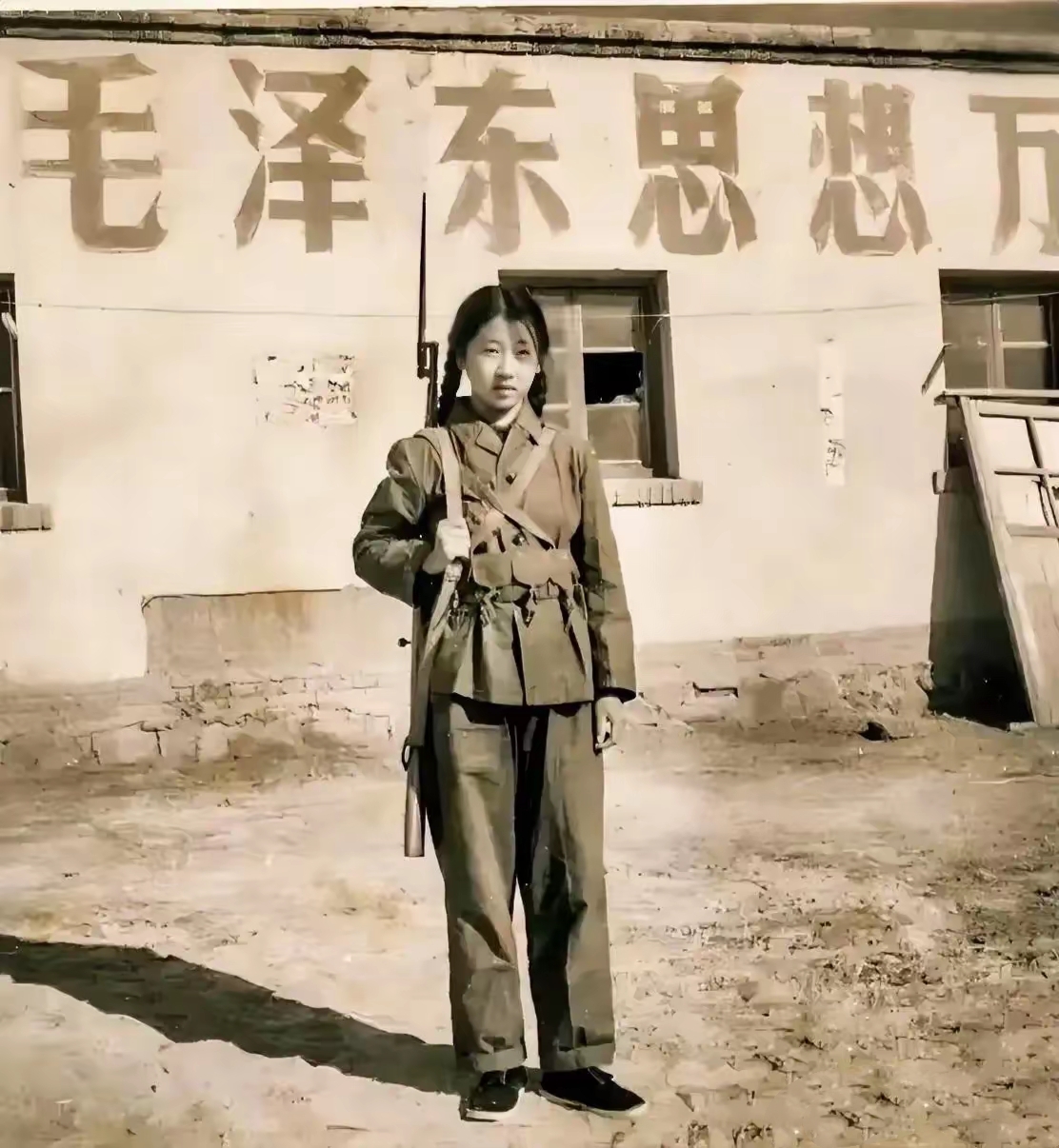 70年代,北大荒,一名年轻漂亮的女战士,背着步枪留下的珍贵照片