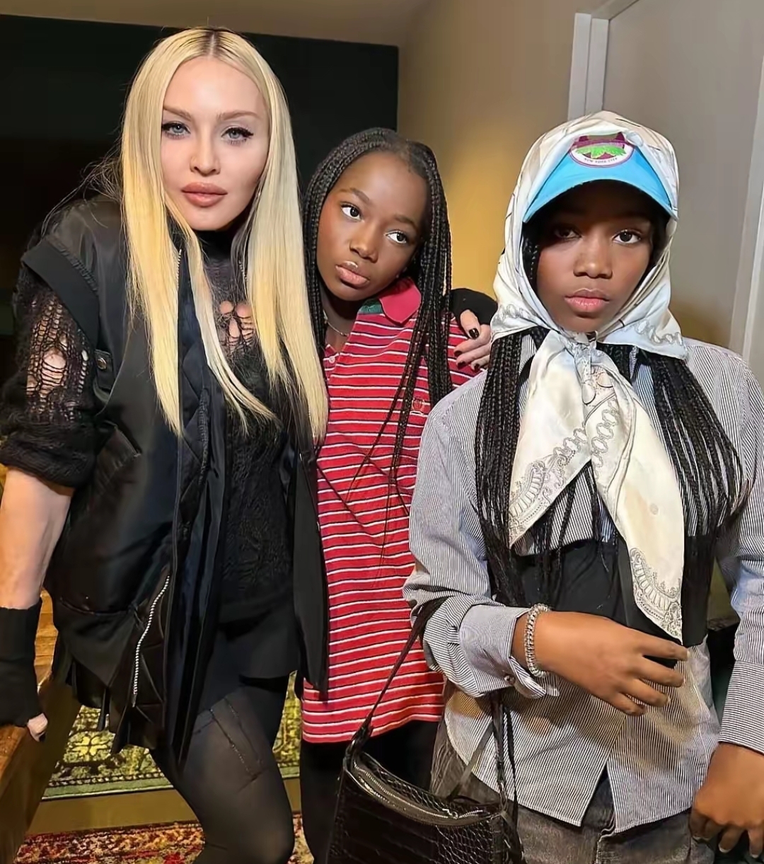 麦当娜的黑人双胞胎女儿长大了,母女看上去感情非常好,她有两个亲生