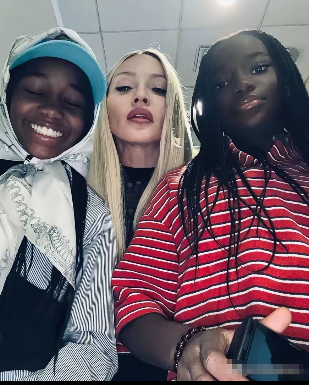 麦当娜的黑人双胞胎女儿长大了,母女看上去感情非常好,她有两个亲生