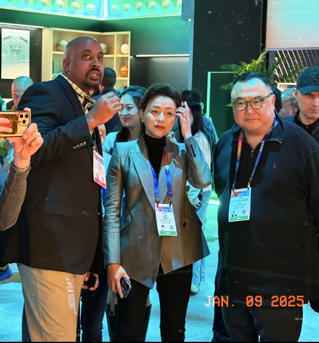 杨澜与老公吴征在美国的近照,夫妇俩在活动现场认真听工作人员的讲解