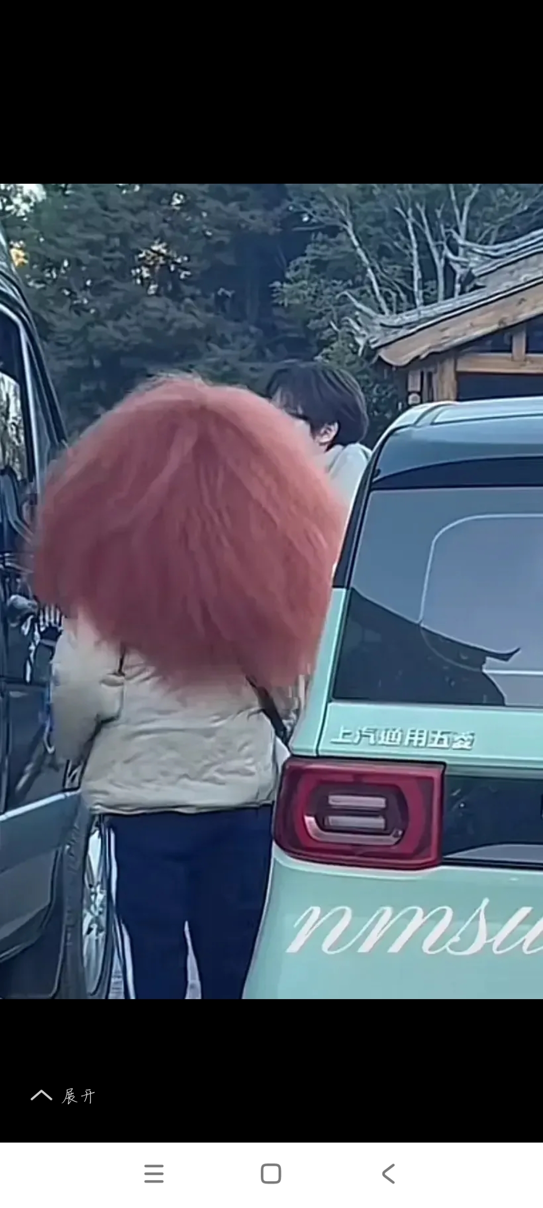 而且这款头发还是红颜色,还在头发上,别了个粉色的发卡,让人看起来怪