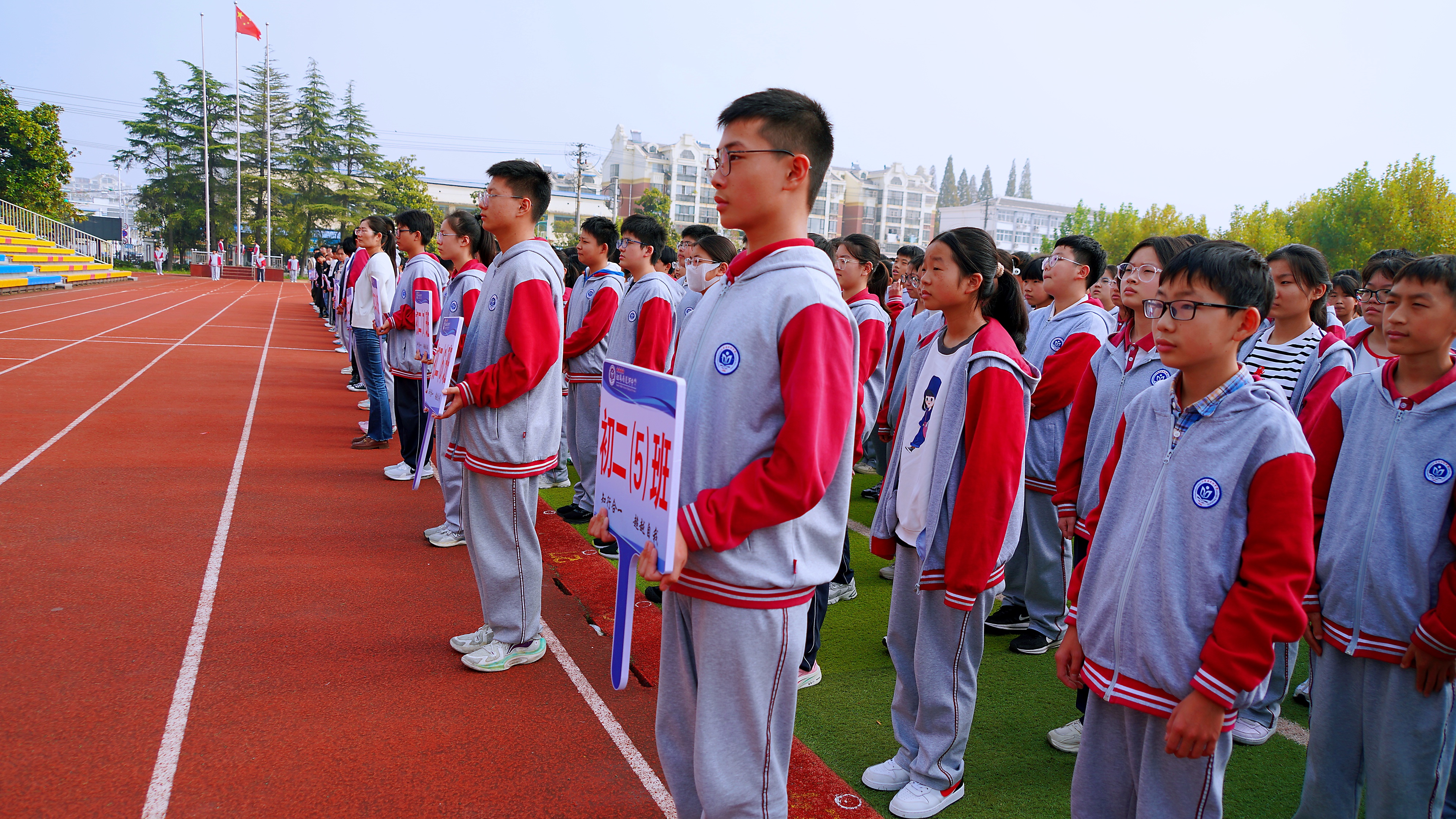 天气阴雨寒冷,升旗仪式则改在室内