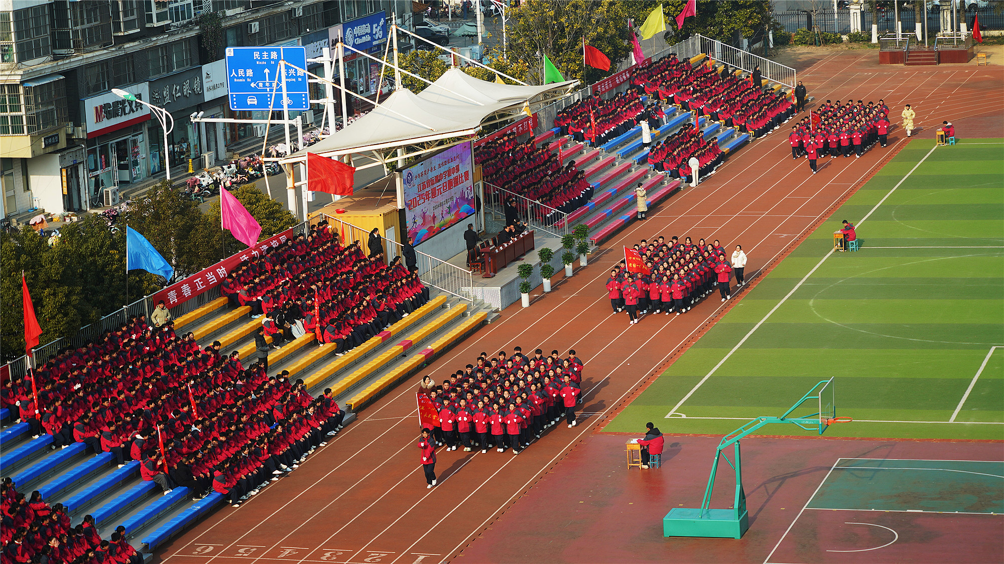 流一身臭汗,寒风一吹,凉嗖嗖的.但兴趣爱好是热的,工作责任心是暖的