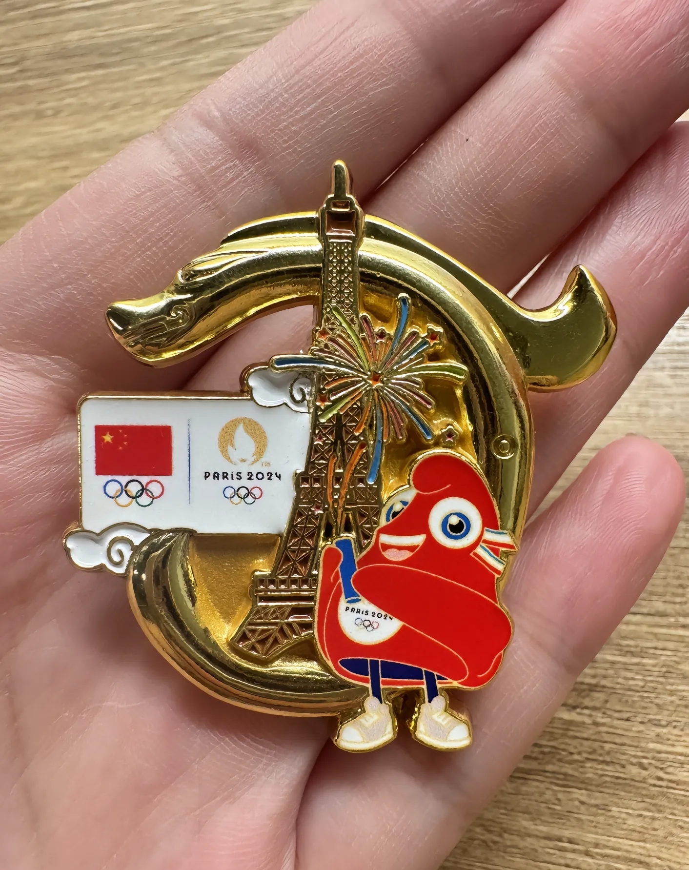 11月29日上午,马龙到台湾阳明交通大学,被小迷妹追着签名时,还奥运换 