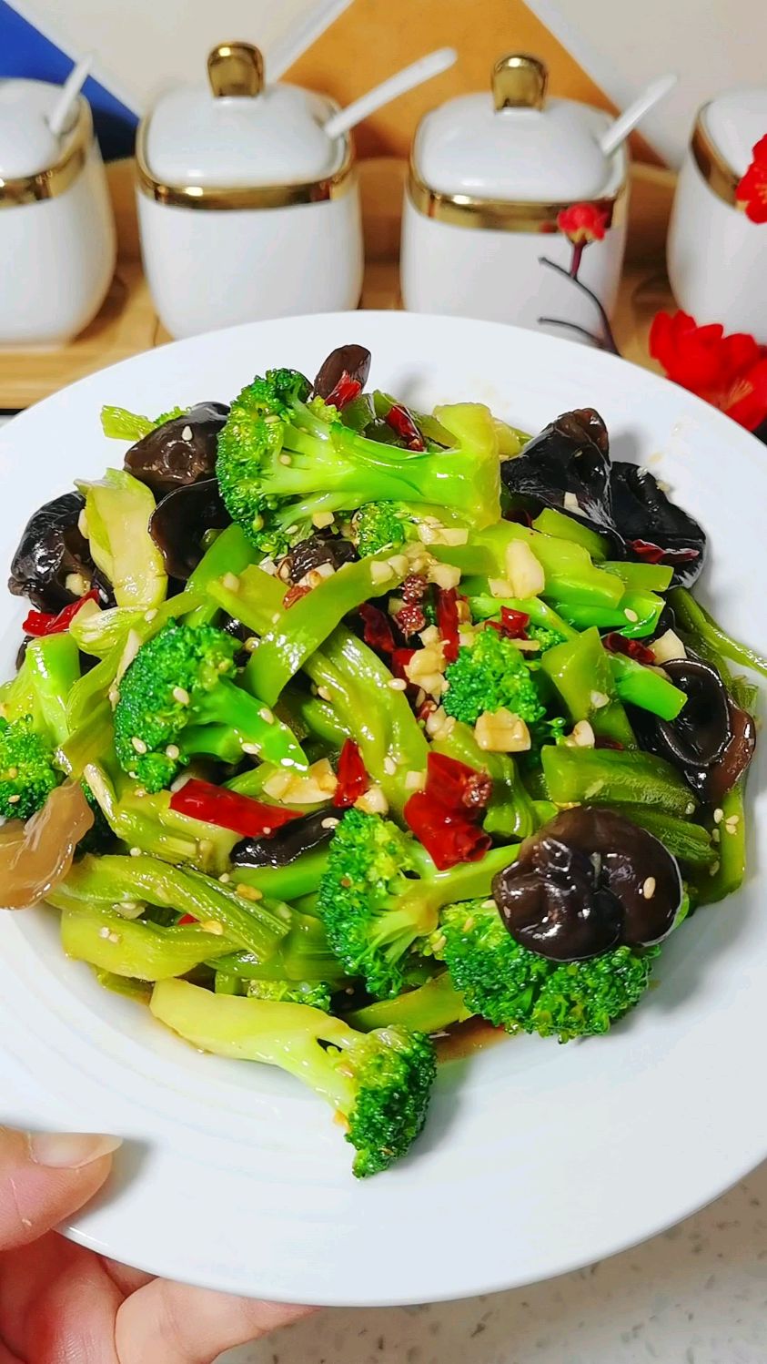 过年餐桌上离不开凉拌菜 喜欢吃口感脆的就试试这道凉拌三脆