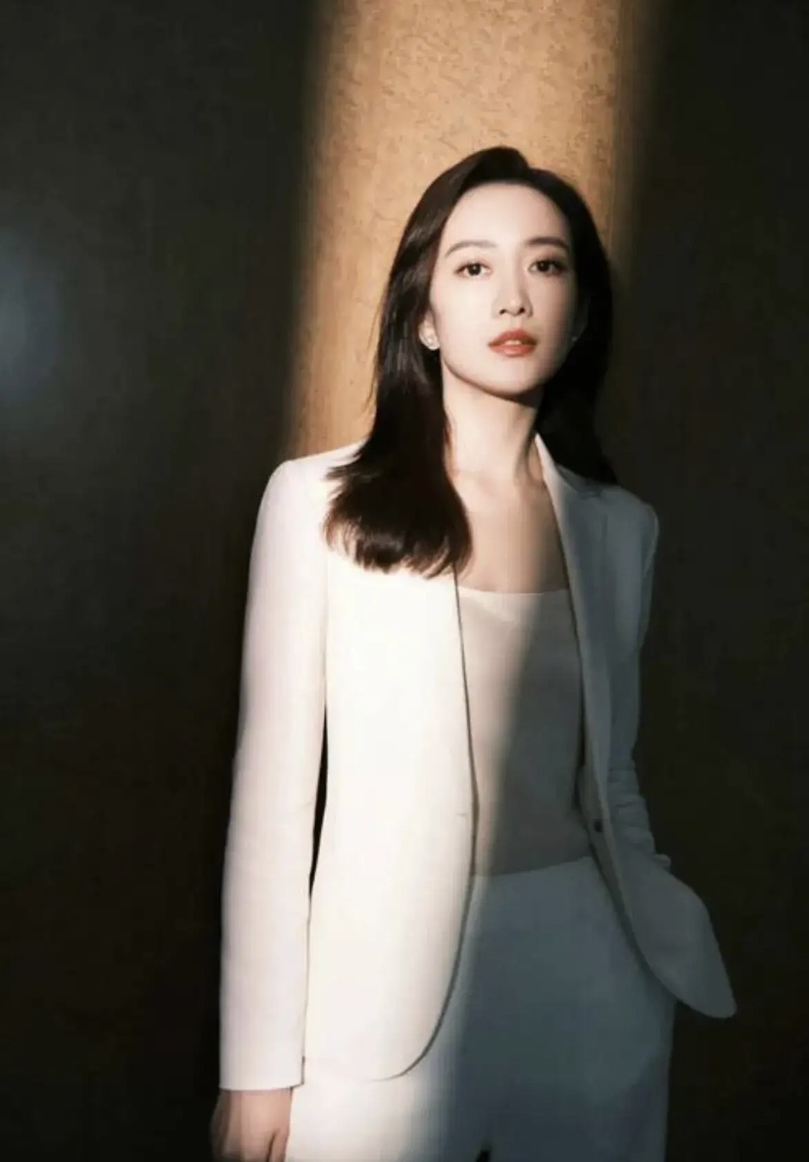 女性上的厅堂下得厨房 打得过老鼠干得过蟑螂 要兼顾家庭和事业属