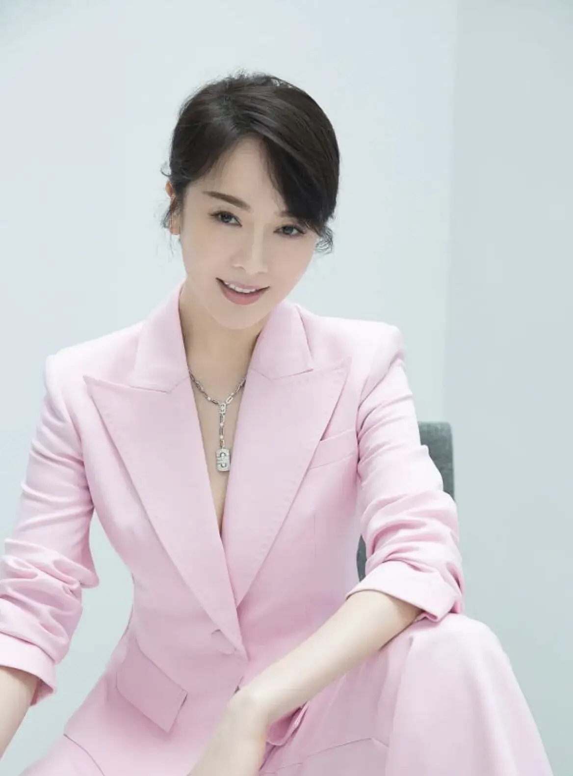 女性上的厅堂下得厨房 打得过老鼠干得过蟑螂 要兼顾家庭和事业属