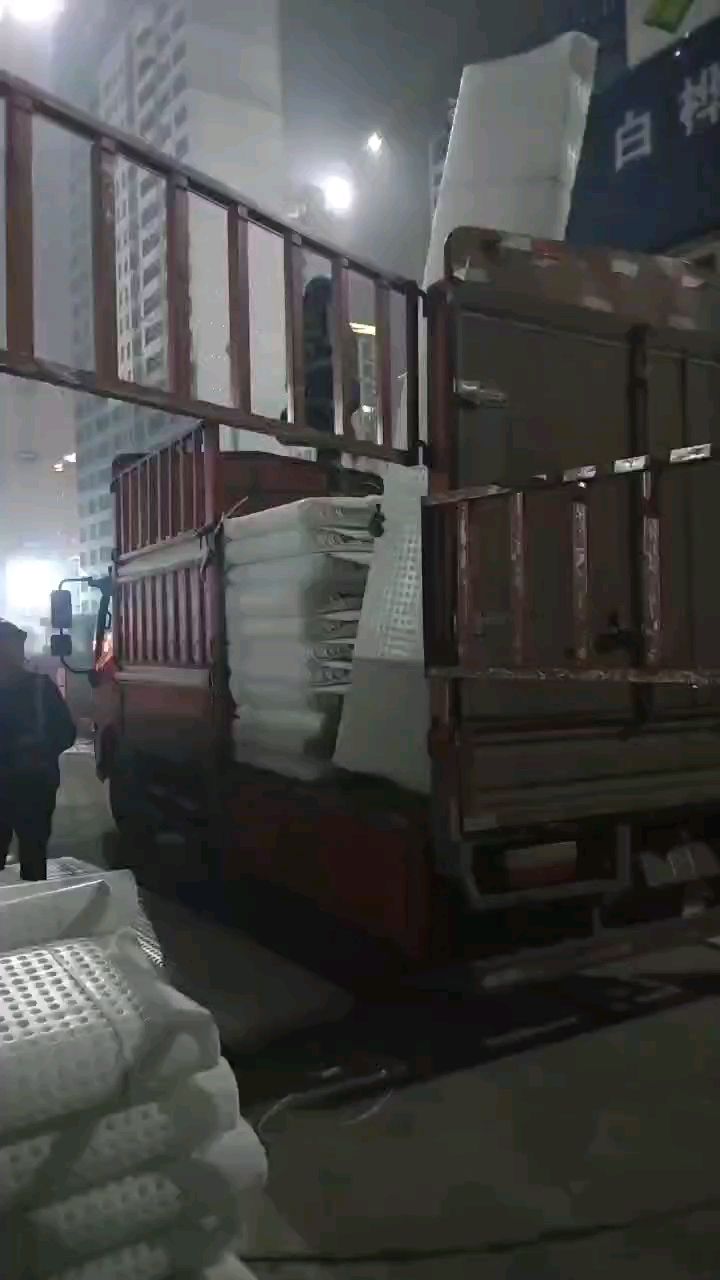 车库顶凹凸疏水板晚上卸车