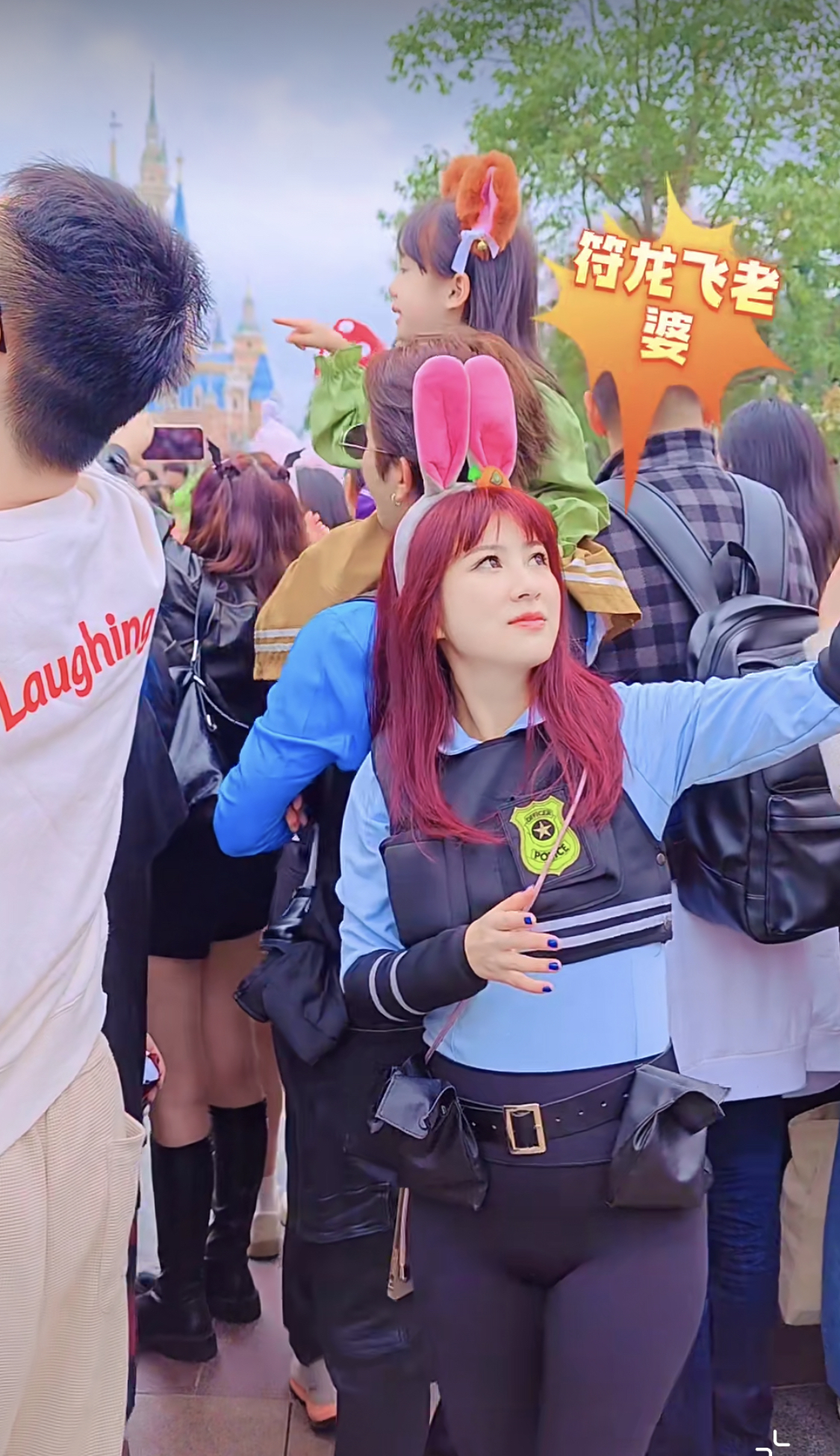 当天,在迪斯尼很多人遇到他们,还和符龙飞拍照了.两人的c