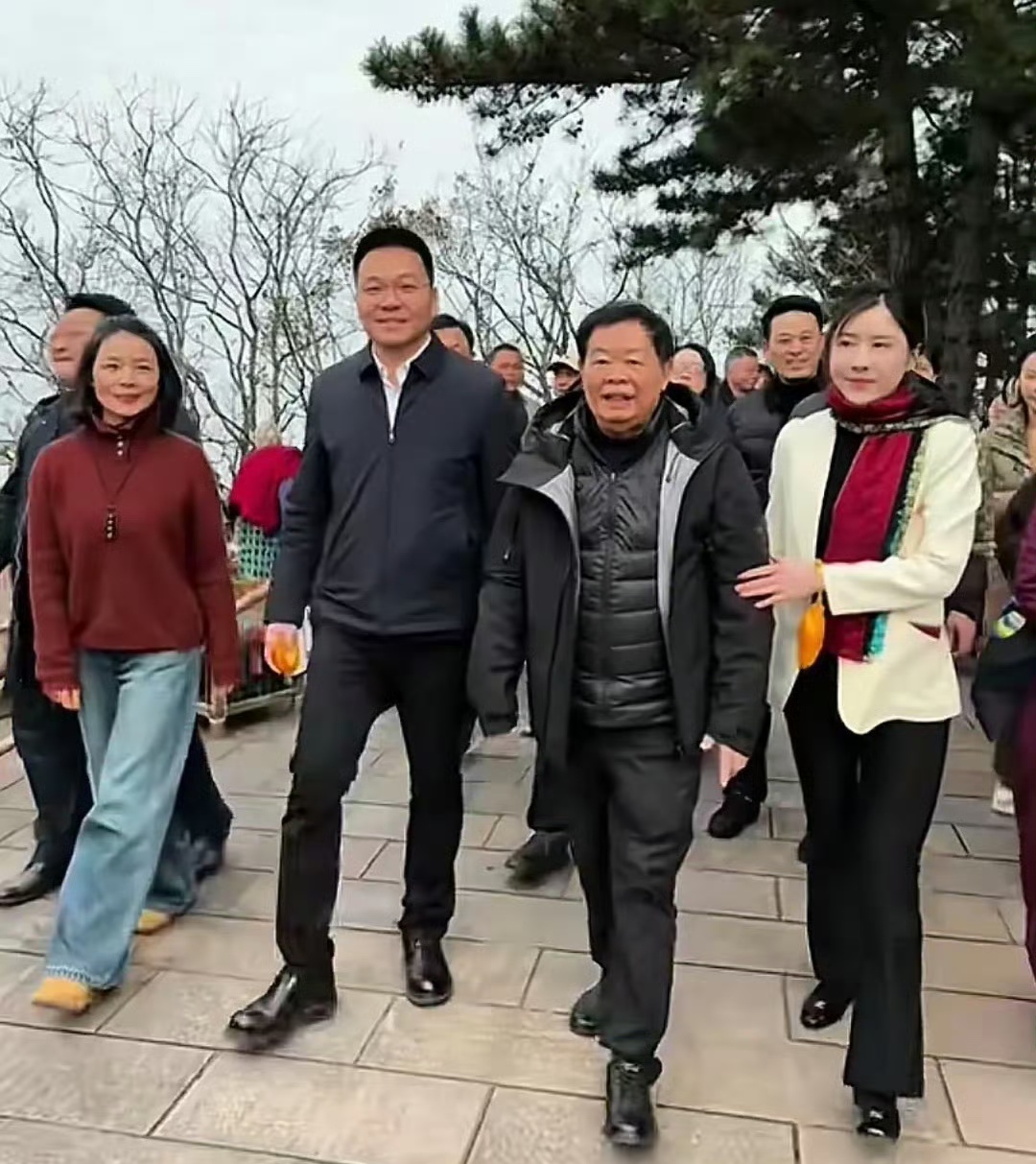 78岁曹德旺现身九华山天冷穿得厚被秀气小姐姐和青年男士搀扶