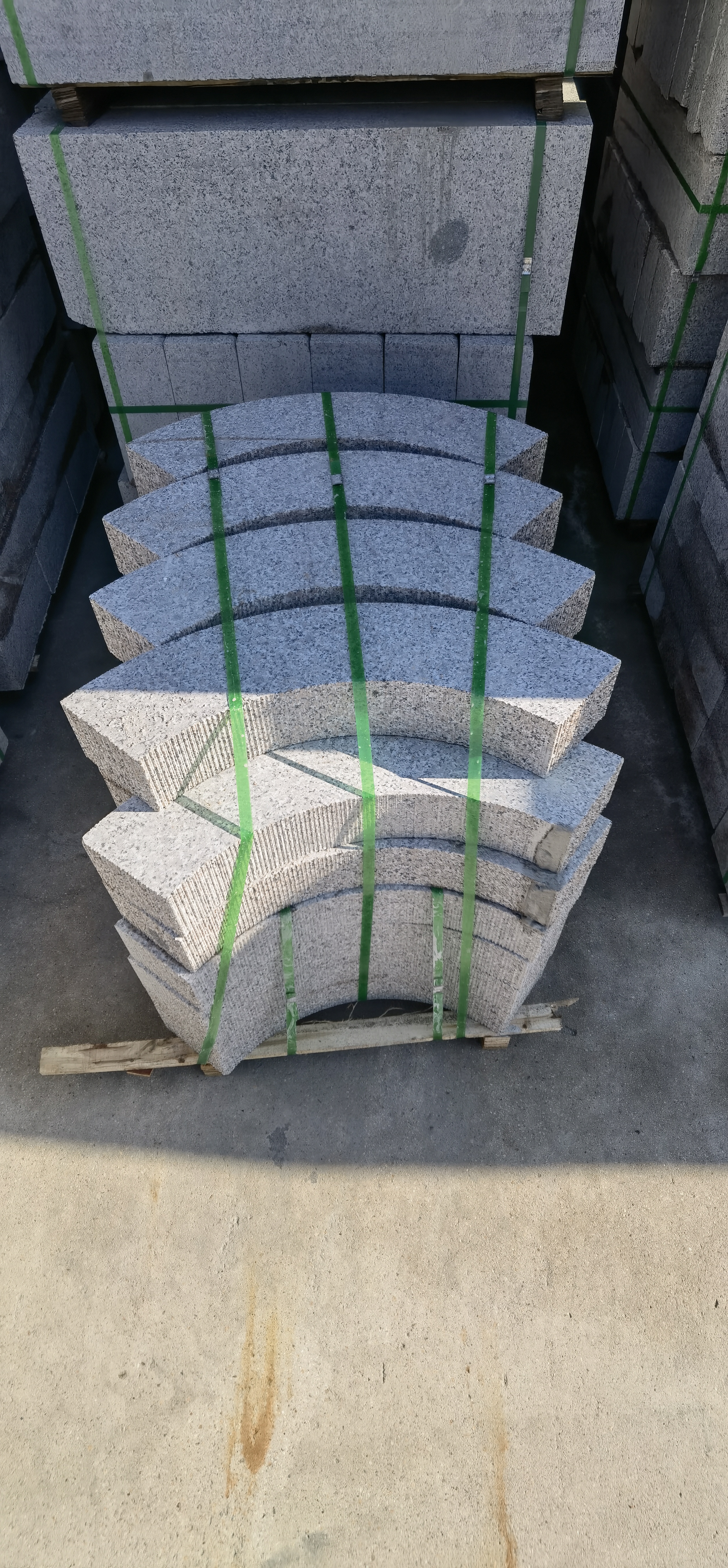 花岗岩路侧石# 花岗岩路沿石是用花岗岩制成的,用于道路边缘