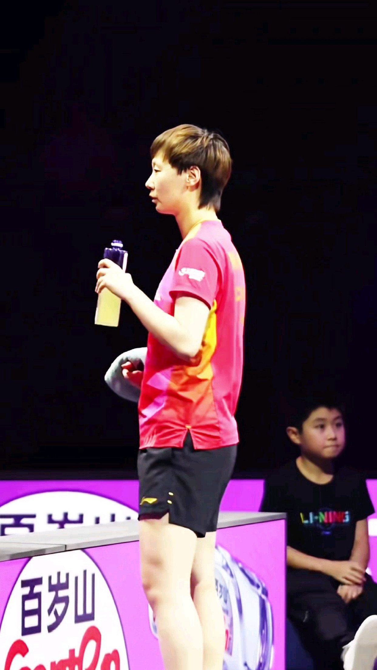 王曼昱短暂的调整时间,边休息边听教练指导