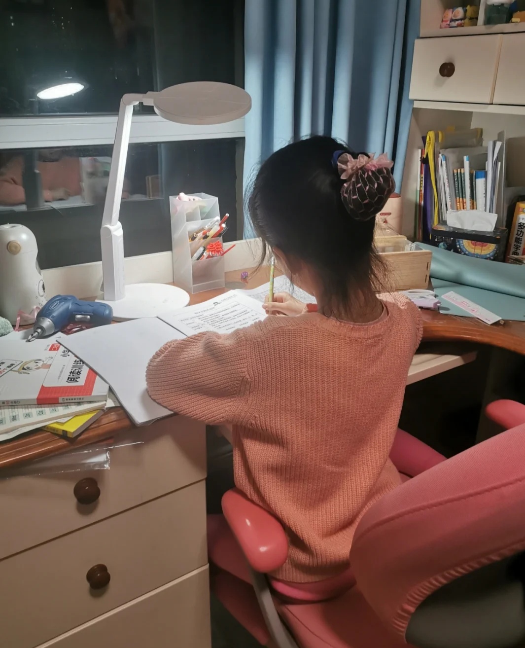 春节过完初八,寒假接近尾声了,从老家回来的学生娃,开始进入赶作业