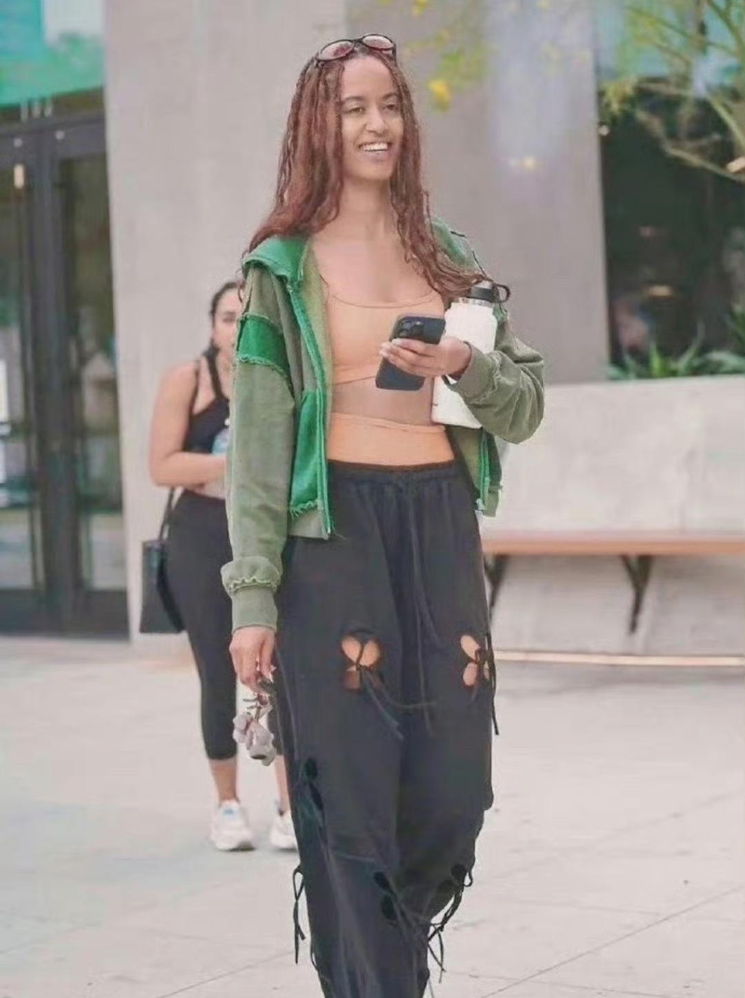 美国前总统奥巴马的大女儿玛利亚如今已26岁身高1米85越发显现出与