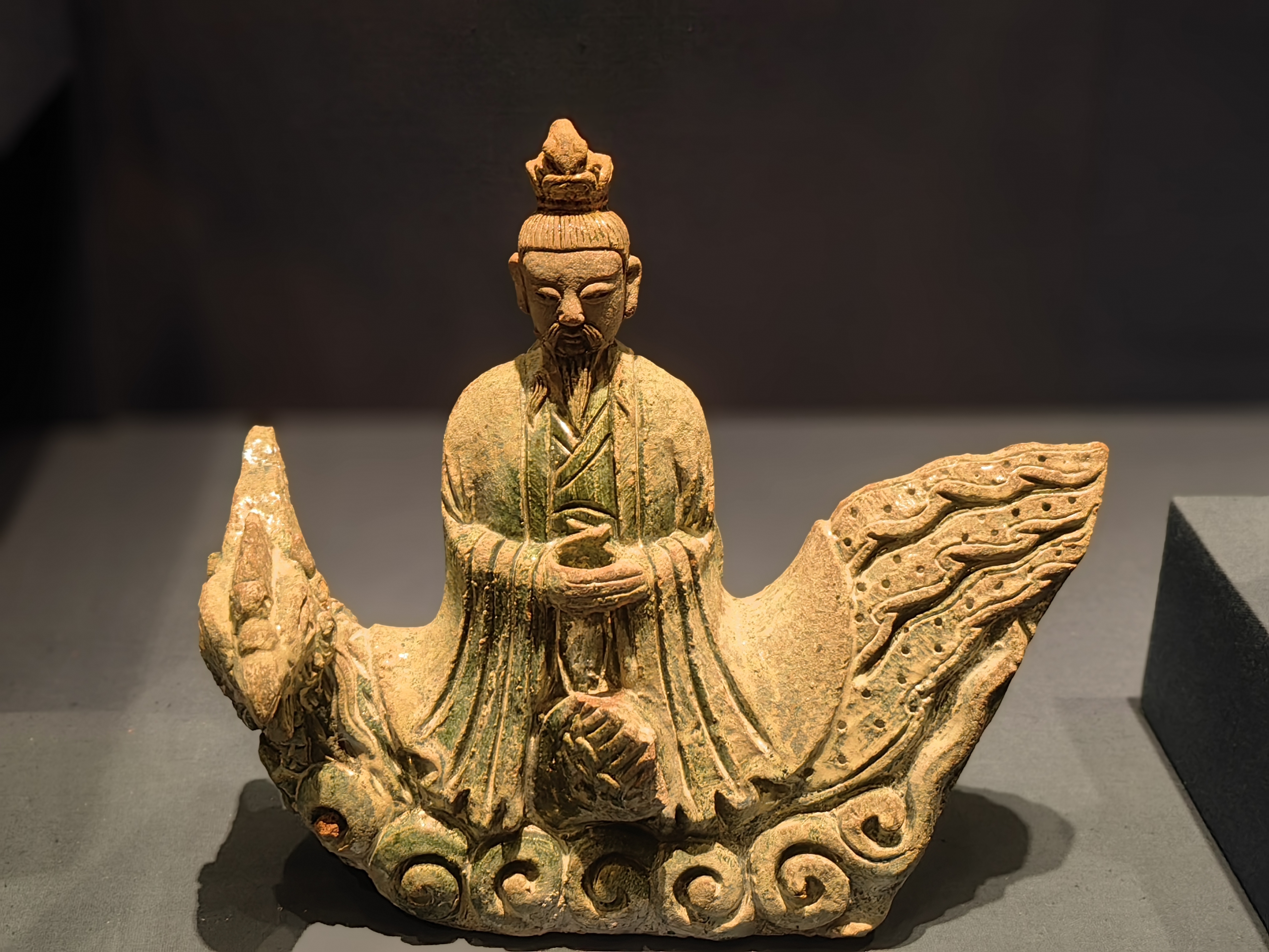 伤心人比黄花瘦,望故国三千里,倚秋风十二楼.没来由惹起闲愁