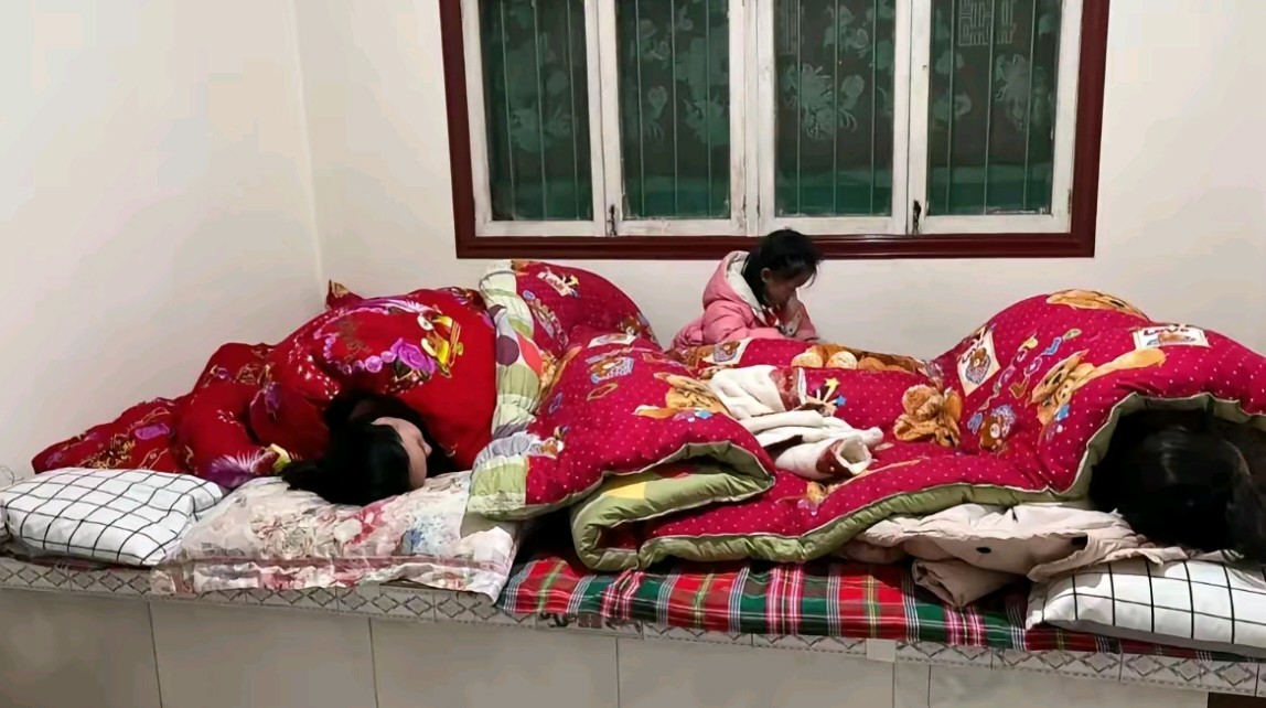 农村大炕上的一家人