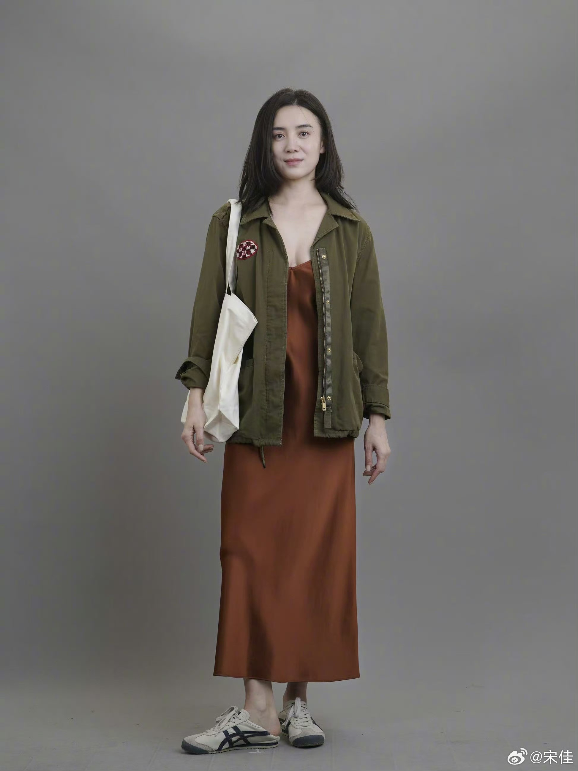 《好东西》热映中,宋佳的王铁梅剧照越看越美,难怪大家都大喊:妈妈