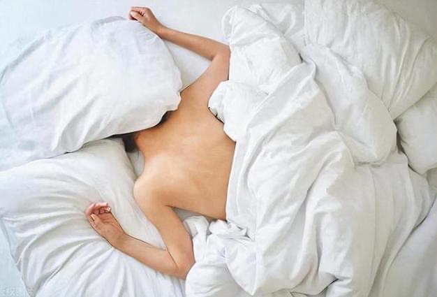 女朋友女生裸睡八块腹肌脱全身睡觉光膀子睡觉女生不盖被子裸睡图片