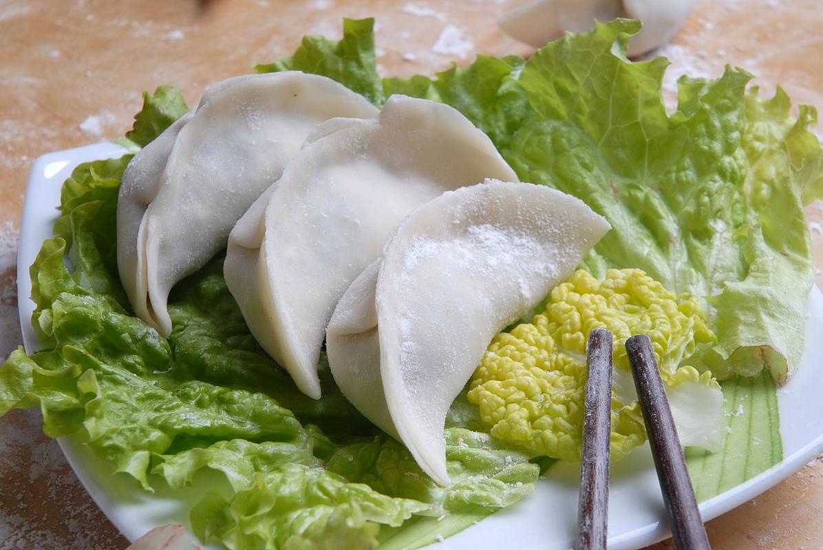 饺子:在中国北方,饺子是冬至的传统食物,有"冬至不端饺子碗,冻掉耳朵