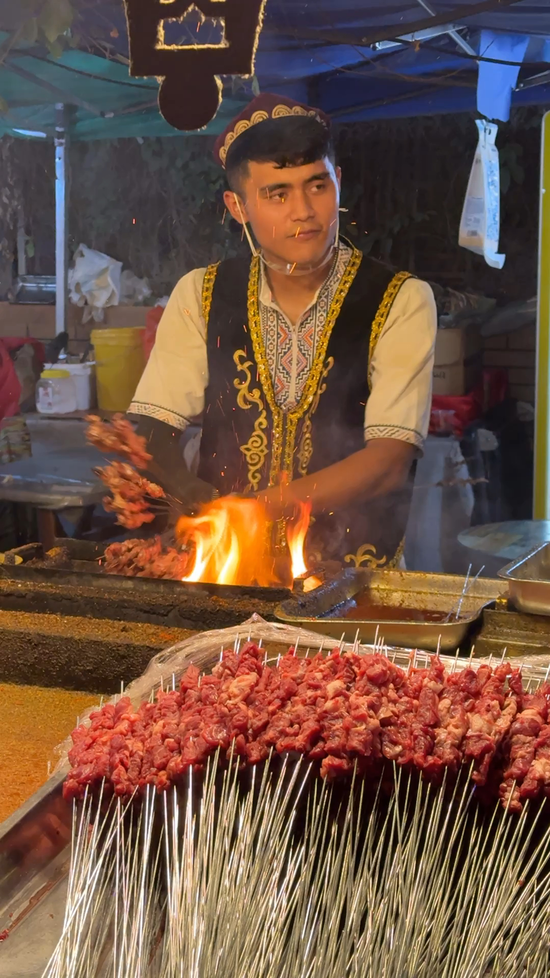 新疆喀什古城夜市烤串,3元一串,小伙动作潇洒自如,味道不错