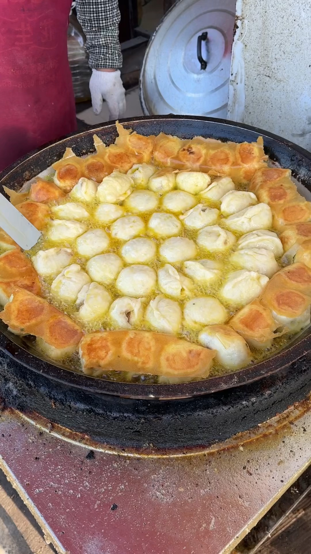 徐州丰县特色水煎包,1.5元2个,一次要用半盆油,感觉很好吃